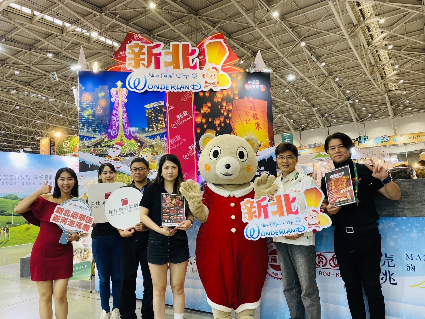 今年新北館以Wonderland大禮盒做為展館造型，宣傳「新北歡樂耶誕城」即將於11月15日開城。