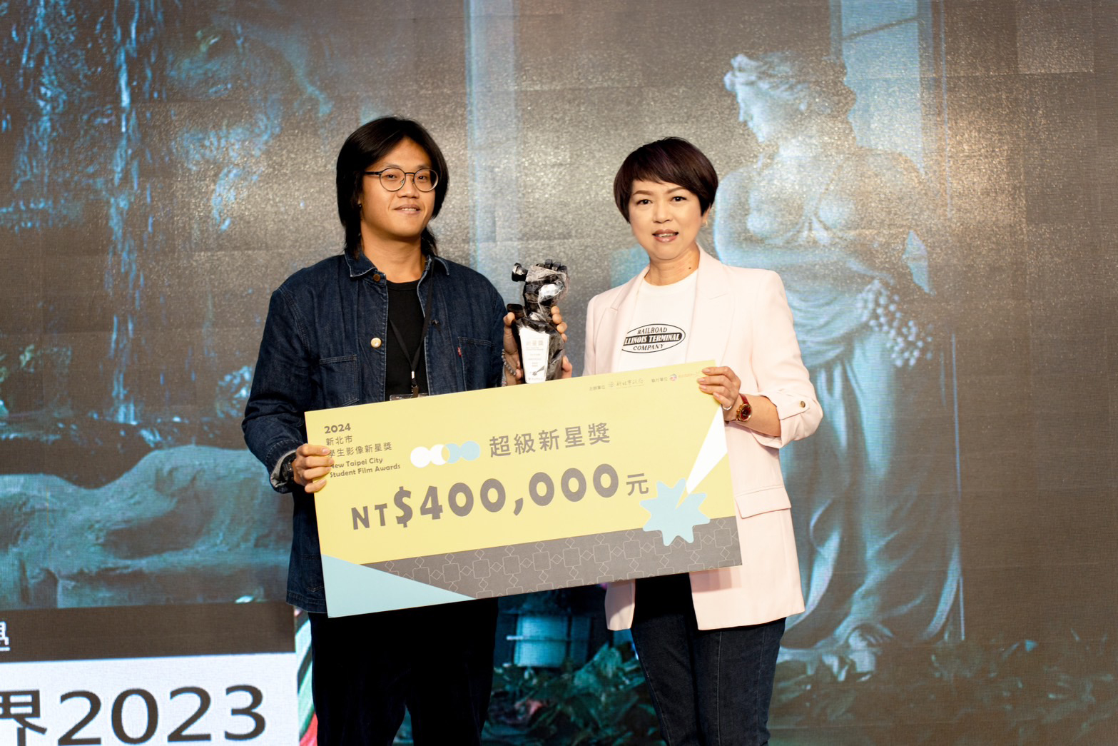  龔雅雯副秘書長(右)與超級新星獎《環遊世界2023》得主合影(由攝影陳頤芳代領)