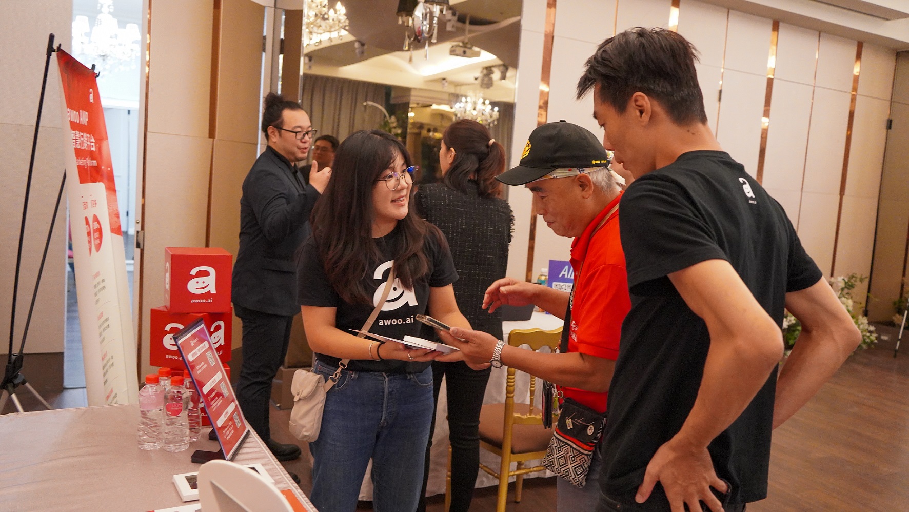 阿物科技以生成式AI為核心，展示AI技術在行銷自動化、數據分析及市場預測中的應用，幫助企業實現全面的跨境運營升級
