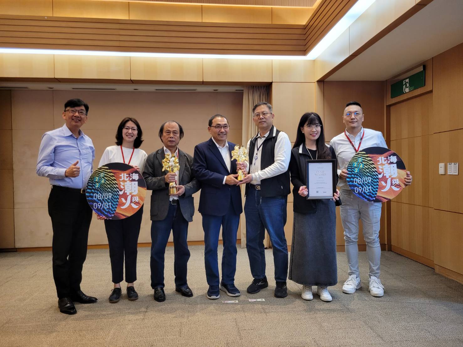 「北海夜金閃閃-2024北海潮與火」獲得法國設計獎金獎肯定 由農業局長諶錫輝(左一)、景觀處長林俊德(右三)、朱銘美術館館長劉柏村(左三)與執行團隊同於市政會議上向侯市長(中立者)獻獎