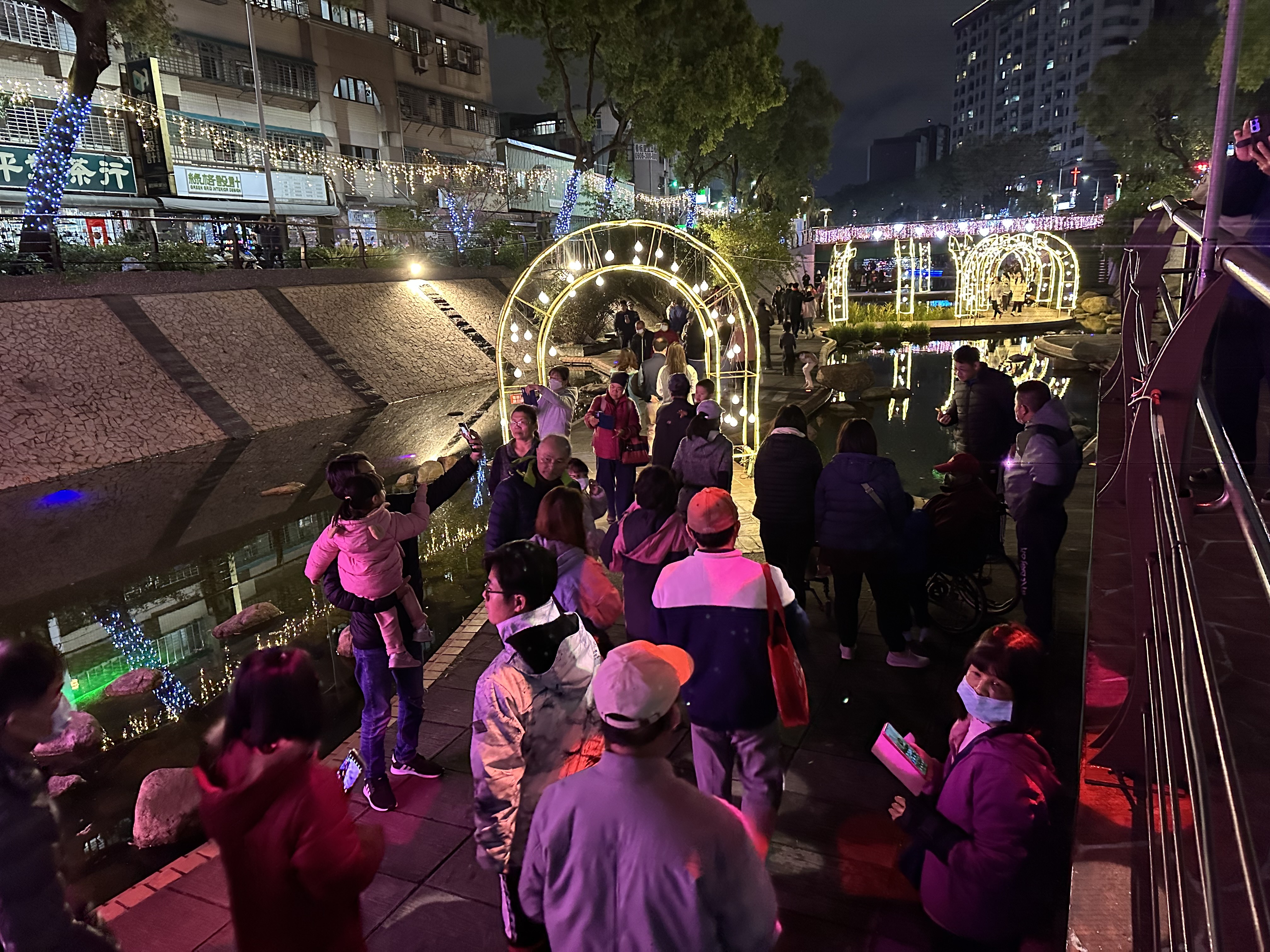 中港大排光雕展吸引各地眾多遊客造訪