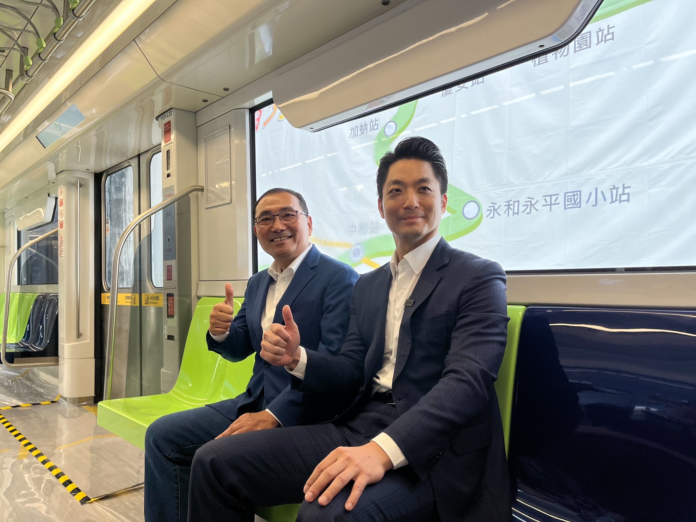侯市長與蔣市長參觀首列車