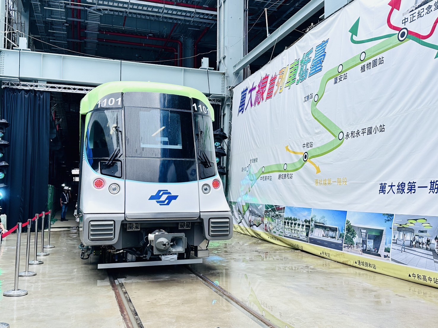捷運萬大中和線首列車駛出亮相
