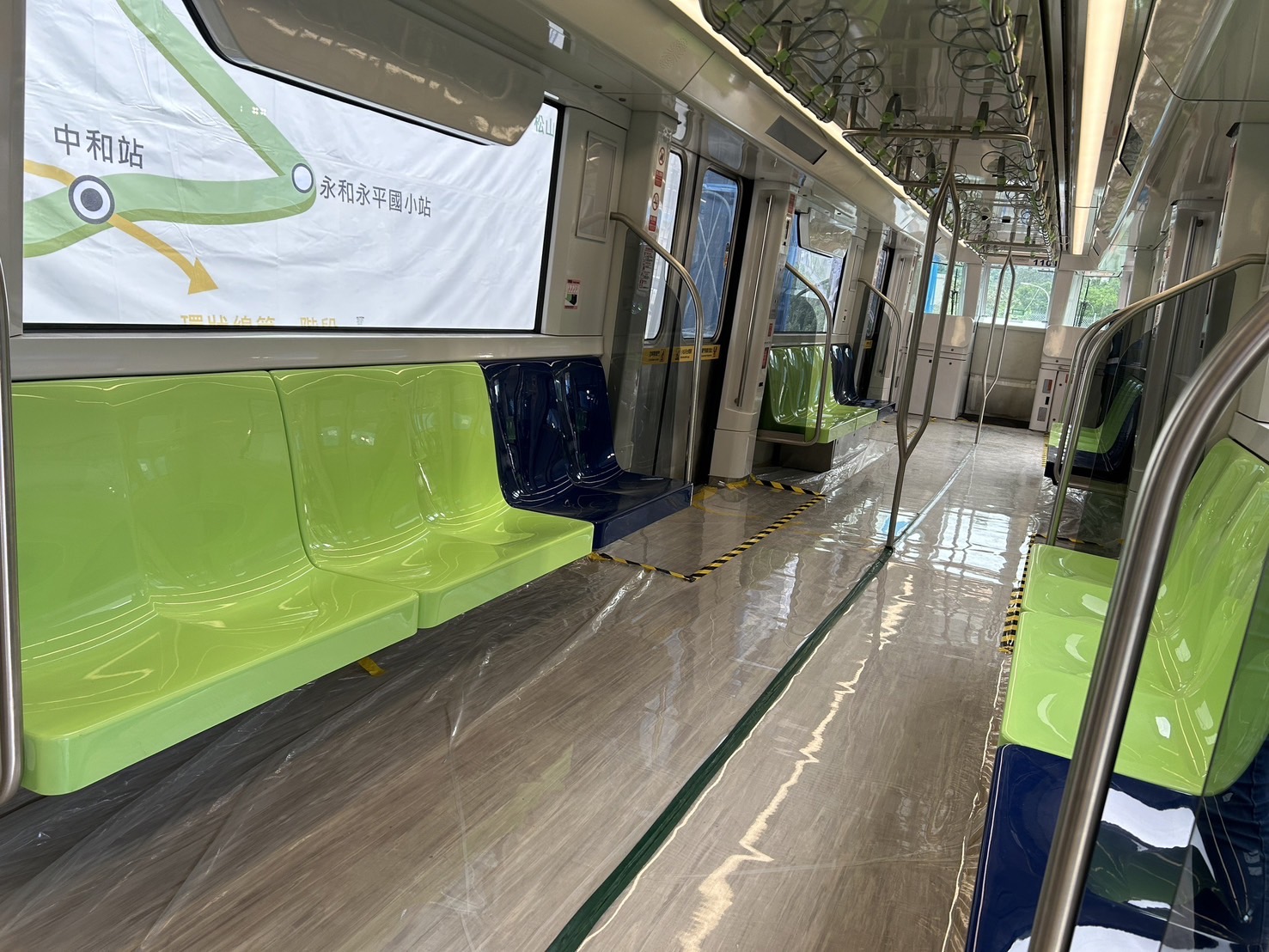 萬大線首列車車廂內部