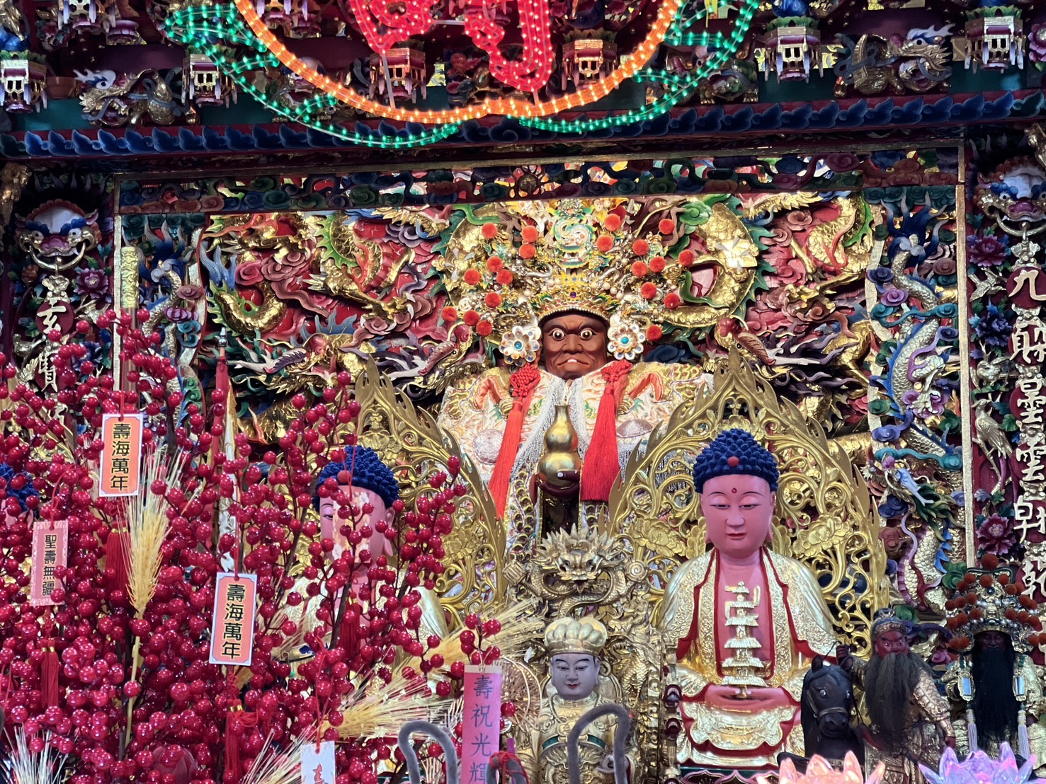 烏來區九玄聖宮建宮於民國82年，是全台少數主祀大聖爺的寺廟，宮內不僅供奉齊天大聖、也有三田都千歲、田都元帥等諸佛菩薩。