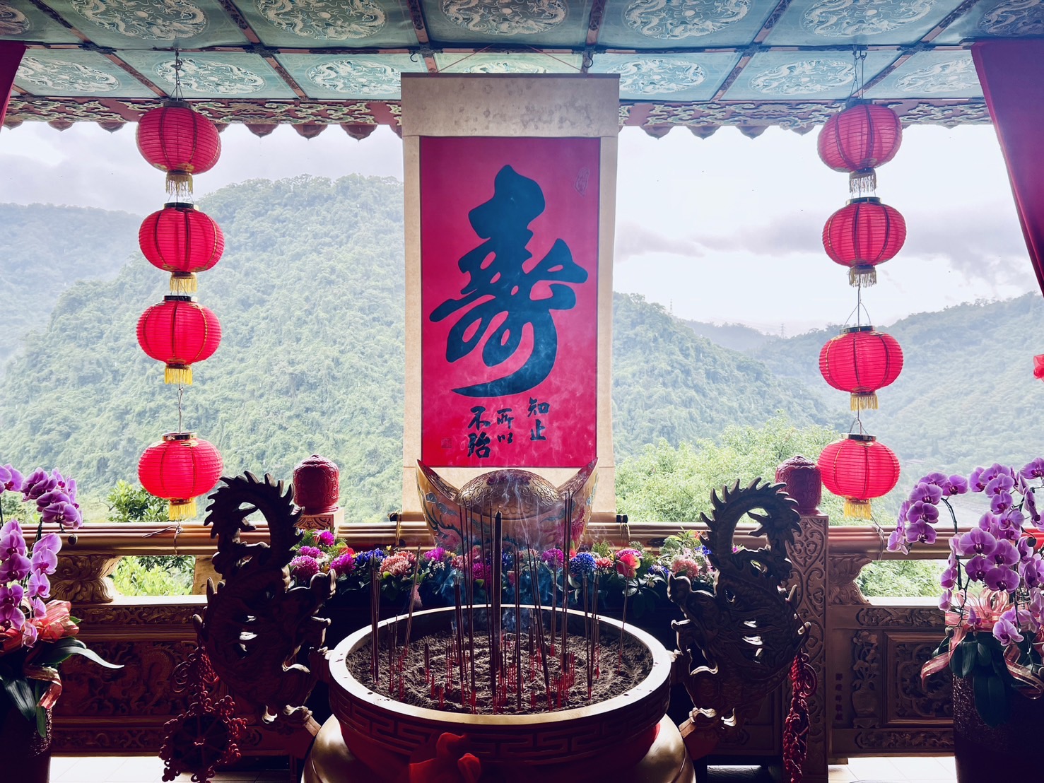 為慶祝建宮32週年及齊天大聖聖誕，廟方特別張燈結綵相當喜氣。該廟位於群山環拱的烏來風景區附近，環境清幽。