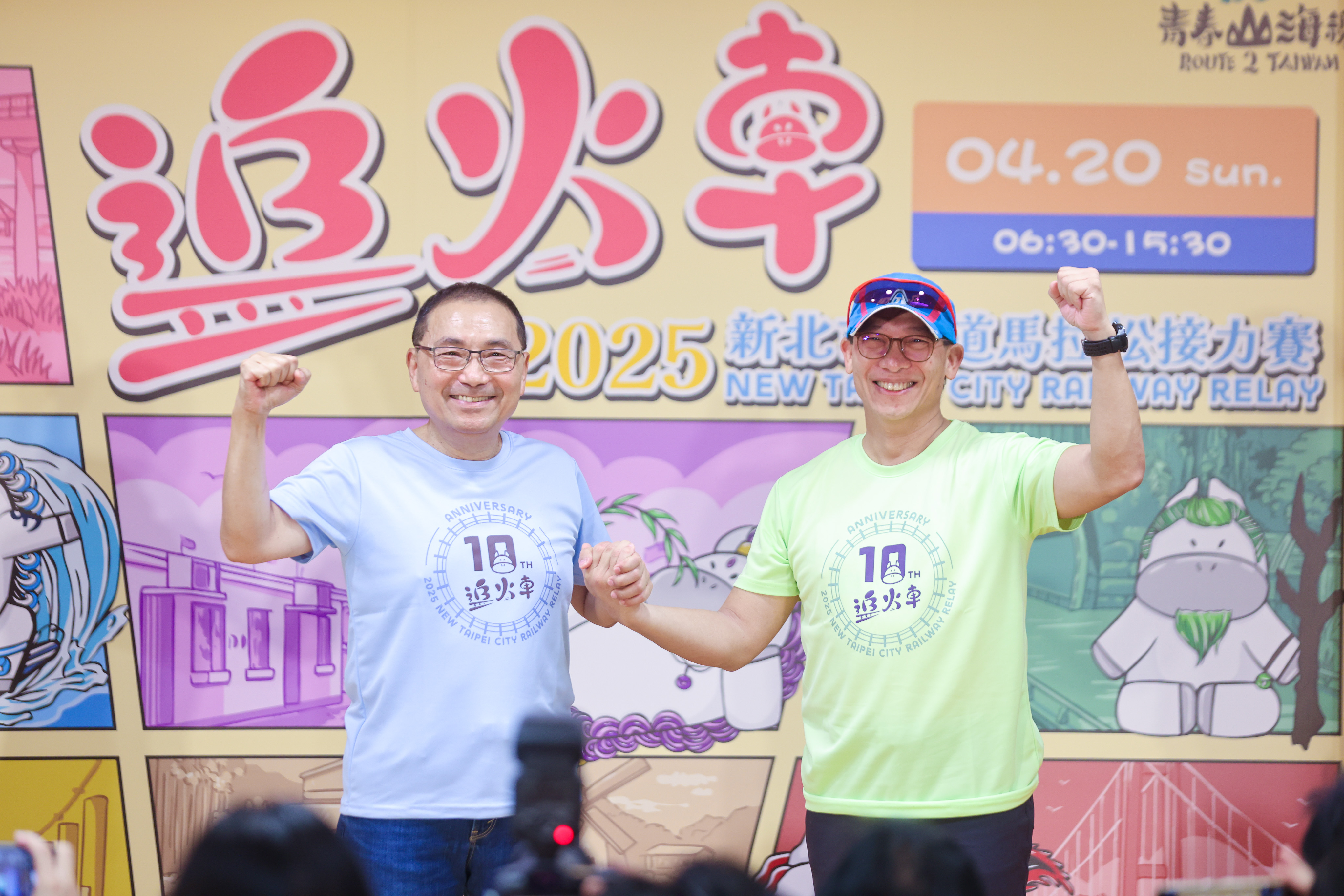 楊國亨先生代表追友們接受侯市長頒「忠誠追友榮譽獎」。