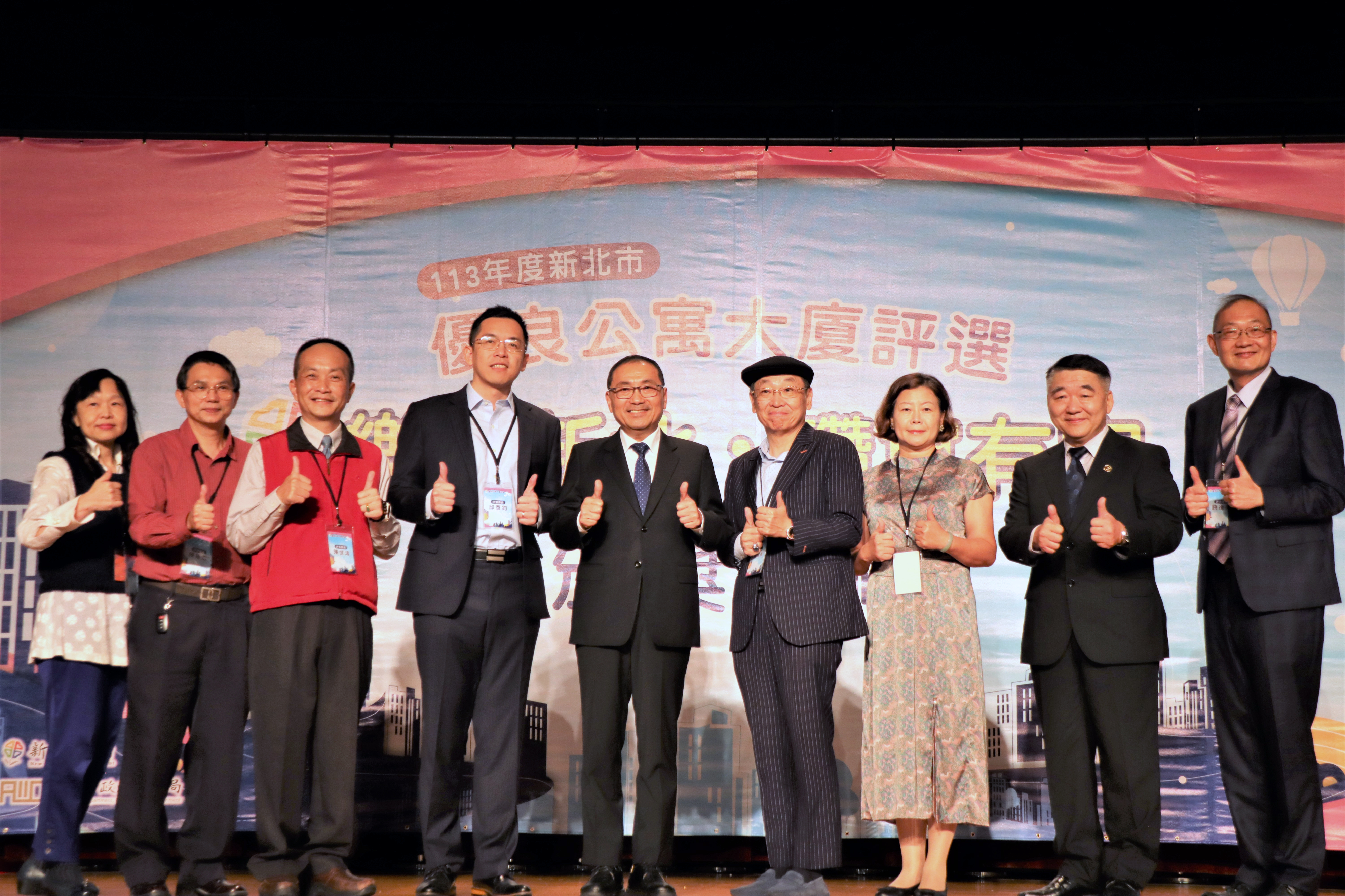 北市長侯友宜頒發113年度優良社區評選中型社區組特優獎給「昇陽九樂社區」，該社區空間種植可食地景，並結合社福團體資源一同關懷社區長者，獲得委員肯定。