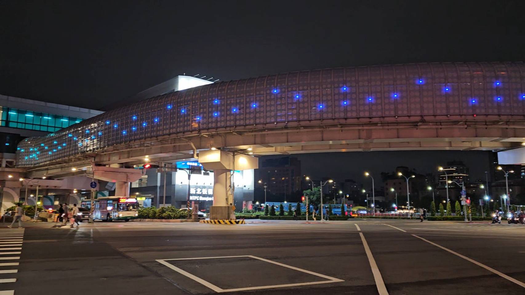 環狀線隔音牆夜間燈光動態效果
