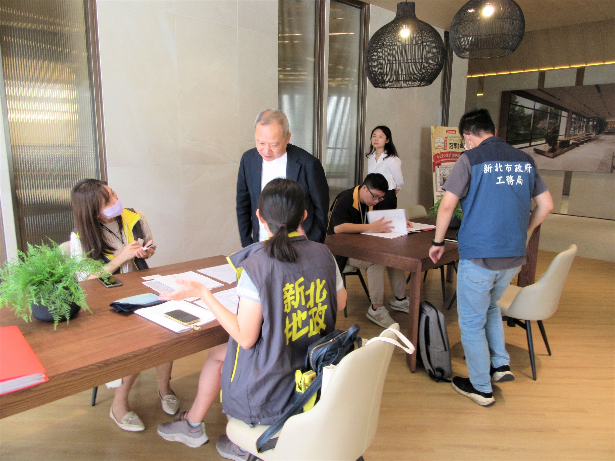 新北市地政局與法制局消保官、工務局進行跨局處預售屋聯合稽查