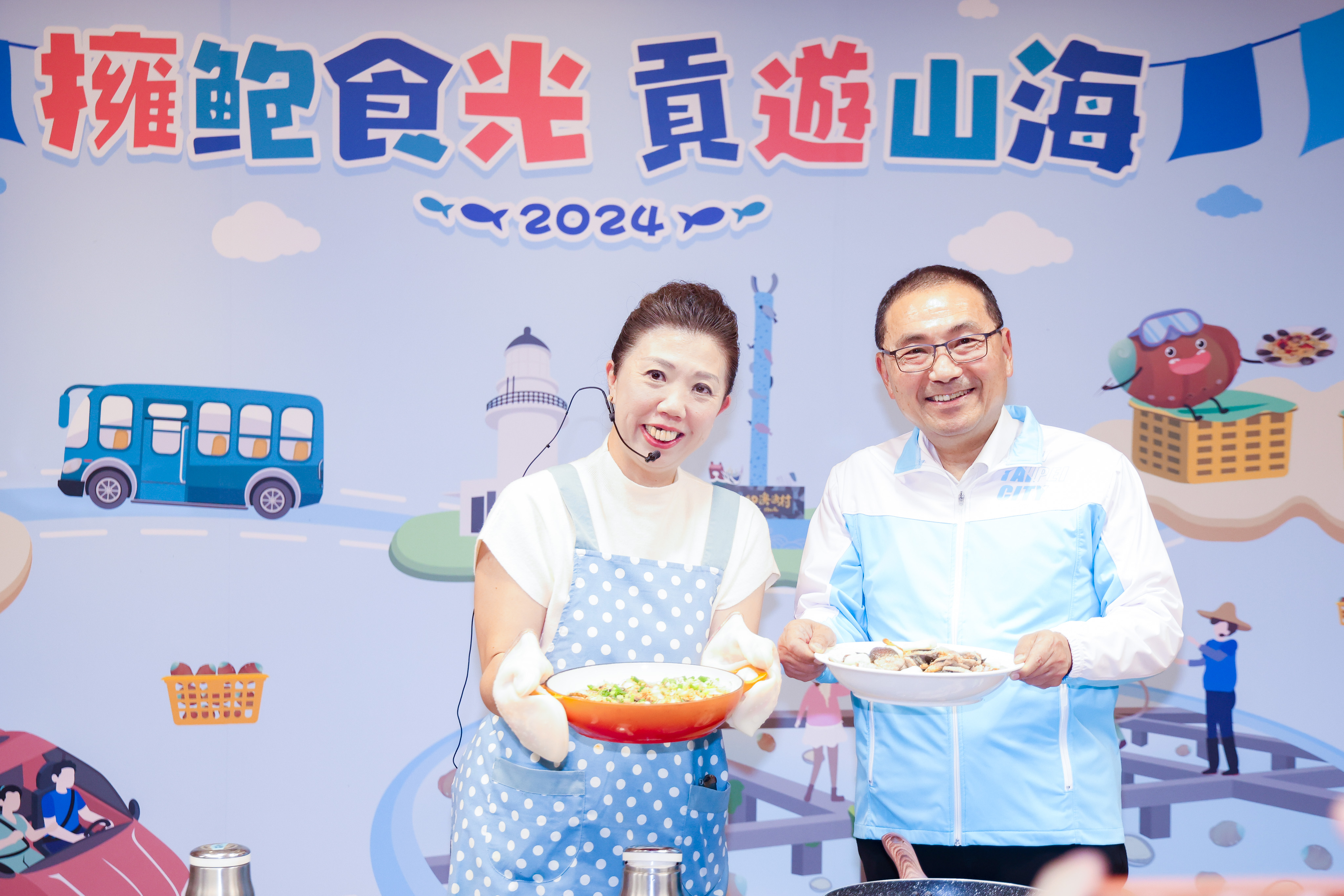 侯友宜與料理女王蔡季芳老師共同示範美味的貢寮鮑料理。