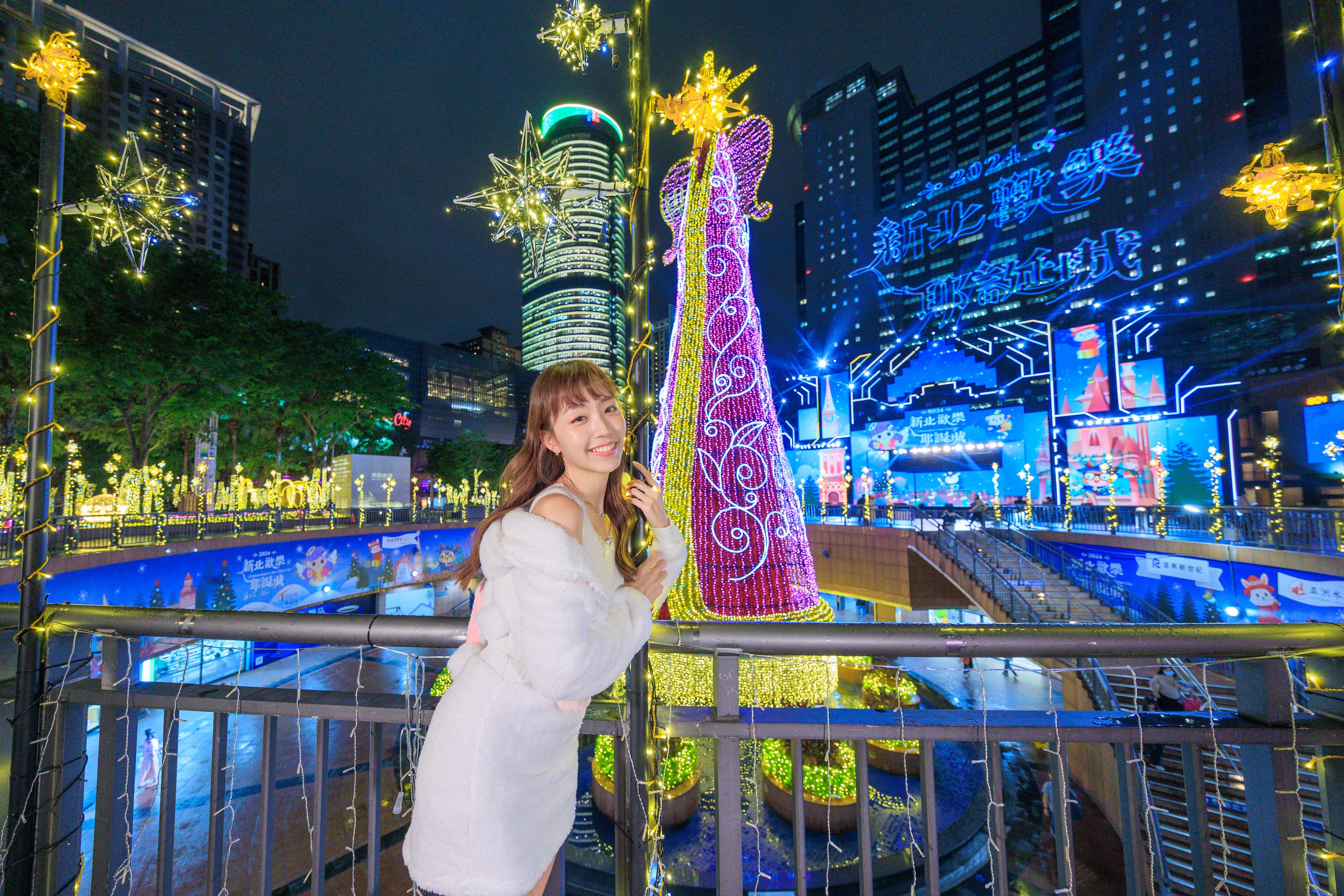 耶誕樹化身魔幻天使，以五彩繽紛的顏色變化照亮新北歡樂耶誕城。