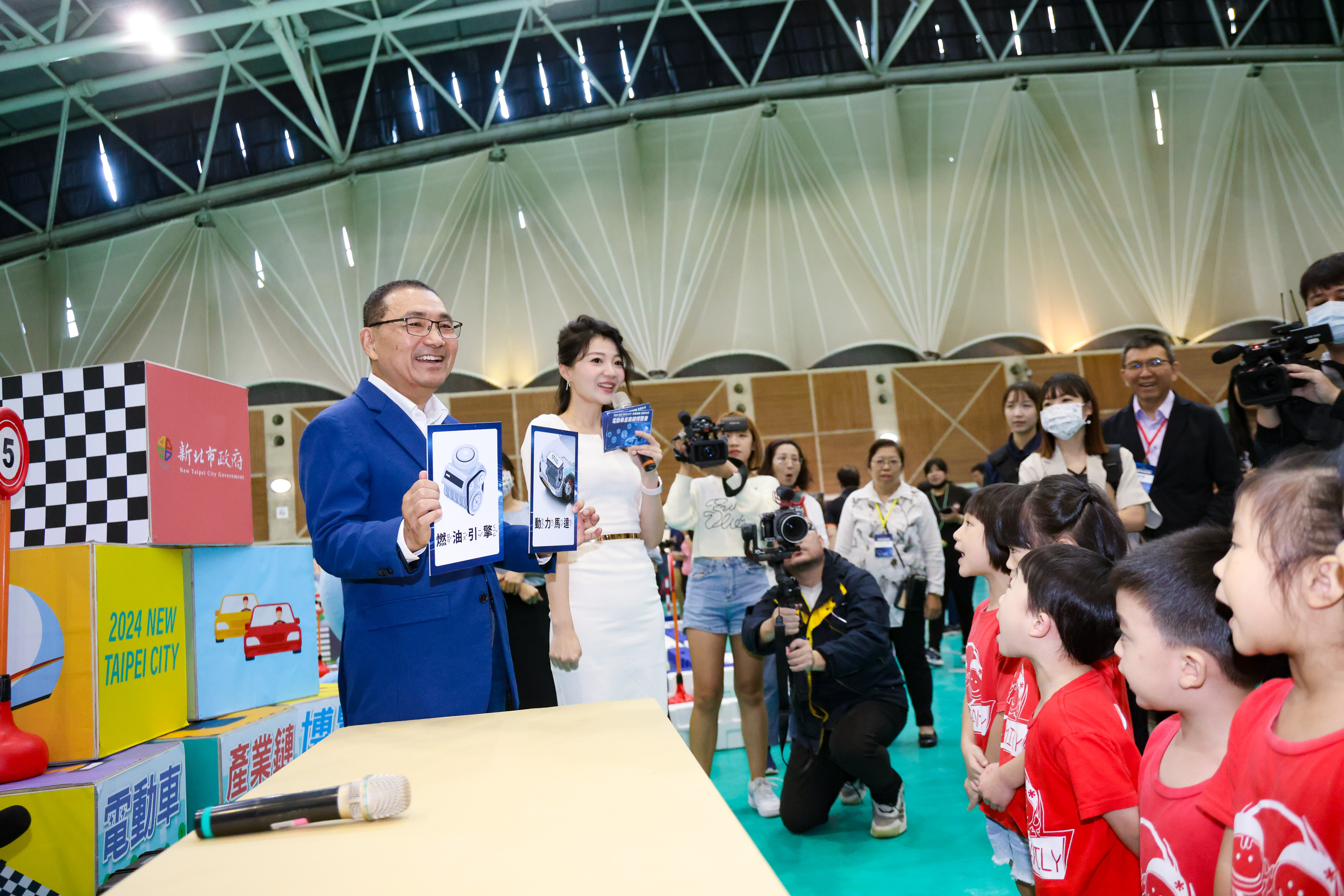 侯友宜與小朋友互動玩遊戲，宣導電動車相關知識。