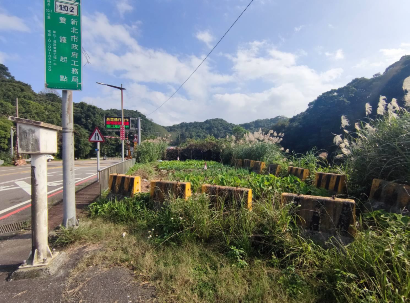 新北市政府持續推動「新北美樂地2.0」專案，完成瑞芳區龍潭堵段27-15、27-16及431-5等3筆地號公有地改善工程，圖為施工前