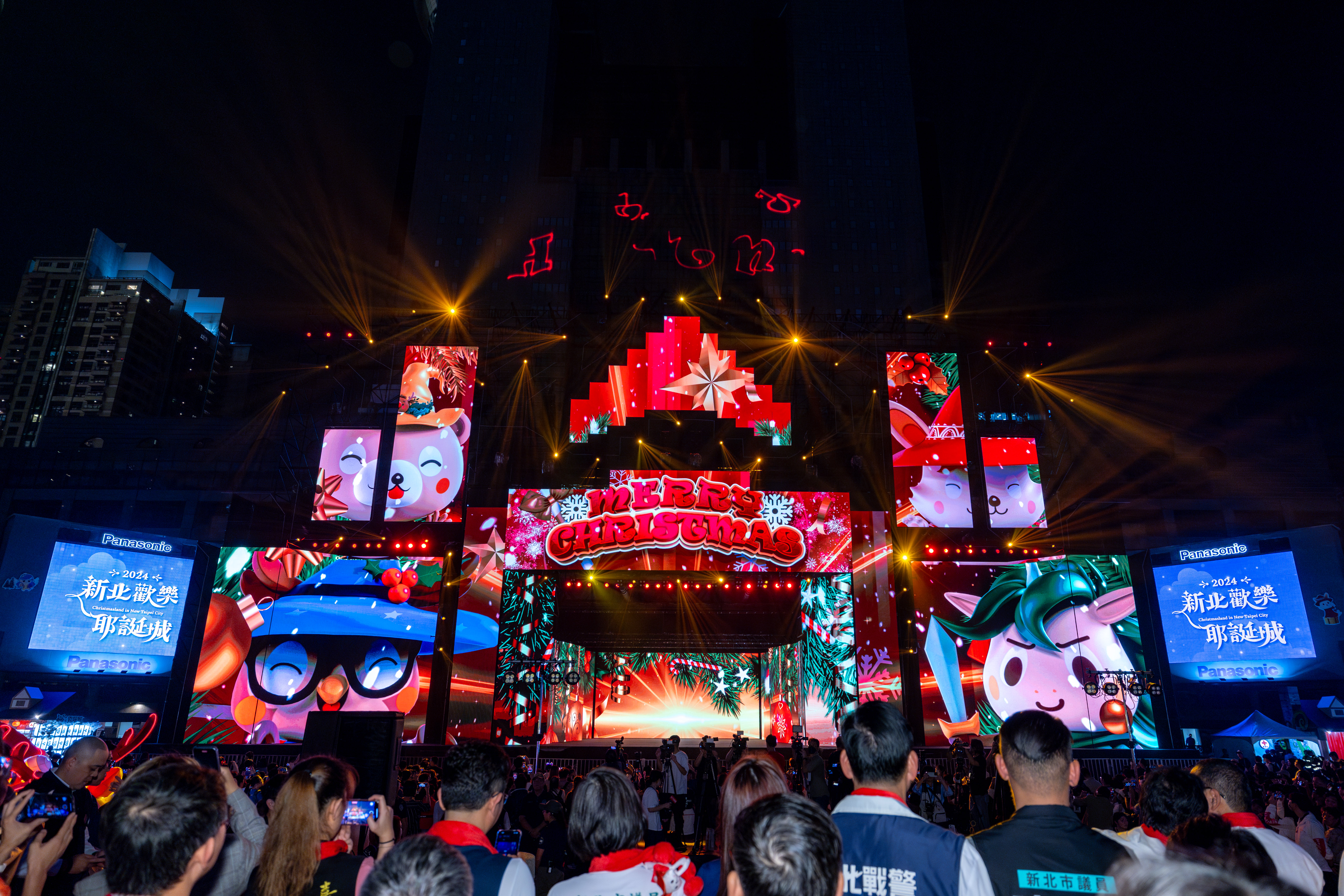 今（15）「魔幻耶誕開城之夜」點燈儀式也首度亮相完整版LED城堡主秀&mdash;奇幻宇宙，帶領民眾體驗魔幻之城的魅力。