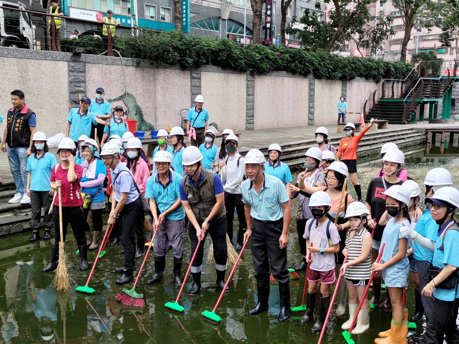 報名民眾下河廊體驗清圳，了解中港大排並藉此機會教育孩子環保及永續的觀念