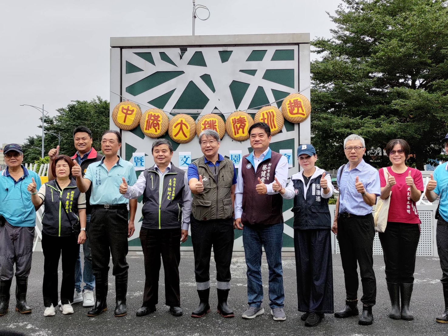 公私協力共同參與年度的中港大排清圳活動，讓大家更珍惜與愛護中港大排