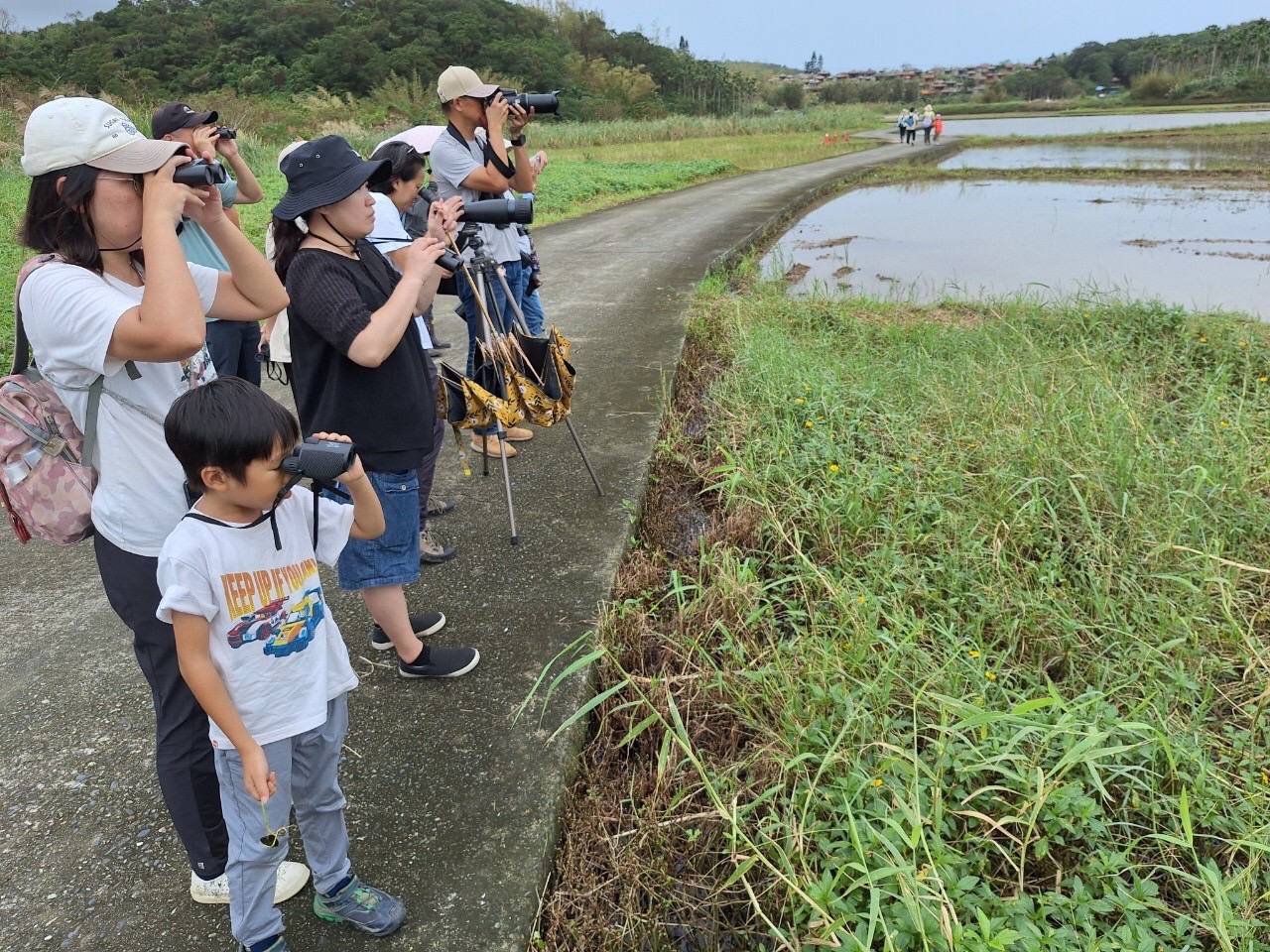 人禾基金會由專業導師帶領民眾走入田寮洋田間尋鳥