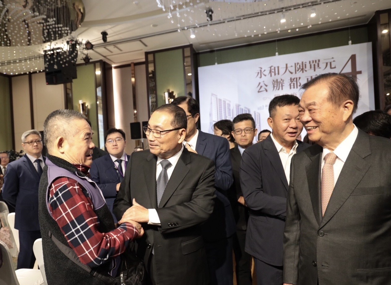 5_市長與出席大陳單元4的當地住戶熱絡寒暄