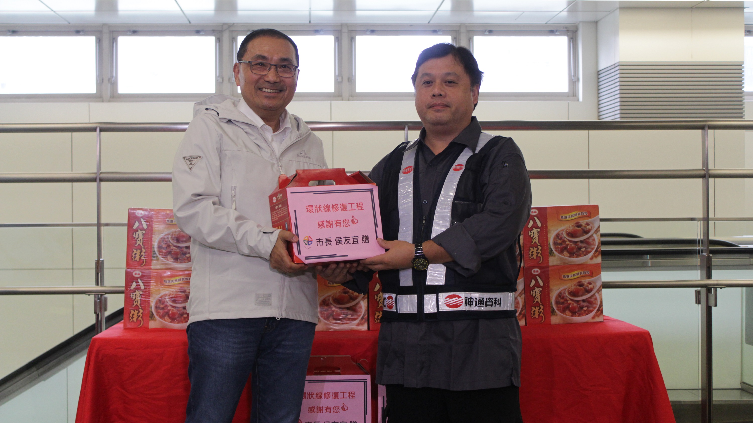 侯市長慰勞辛苦的工程人員