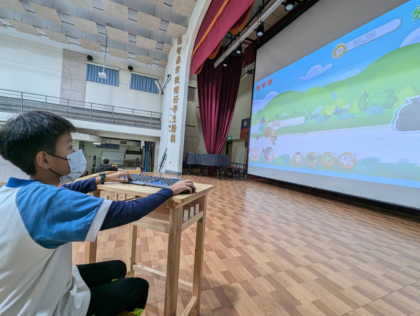  學生參加農村水保線上遊戲競賽相當緊張
