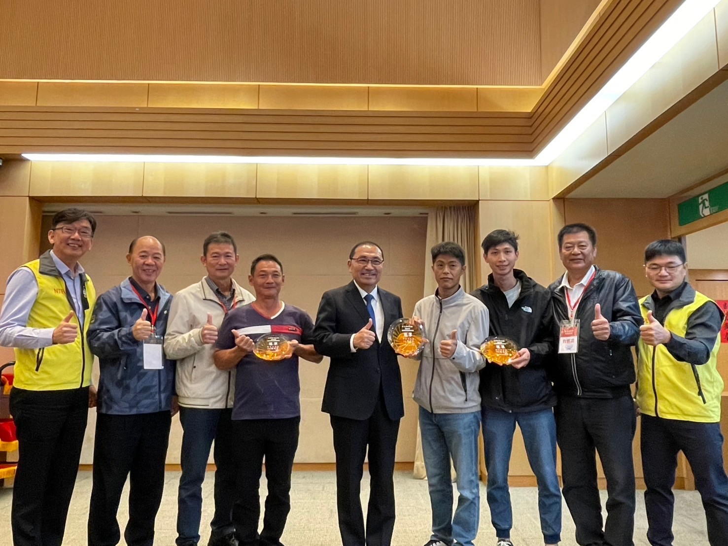  坪林區陳宥達、王盛翔及鄭佳宏於「2024全國機採茶菁技術競賽」榮獲冠軍，今(20)日市長侯友宜頒獎鼓勵茶農