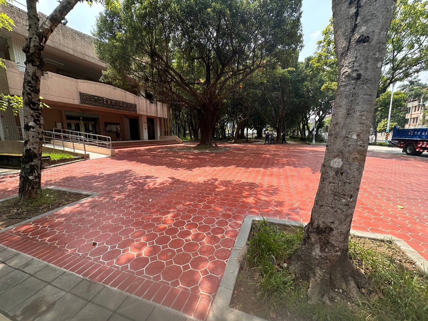 圖3.溪北公園人行步道(新北市立圖書館溪北分館前方廣場)