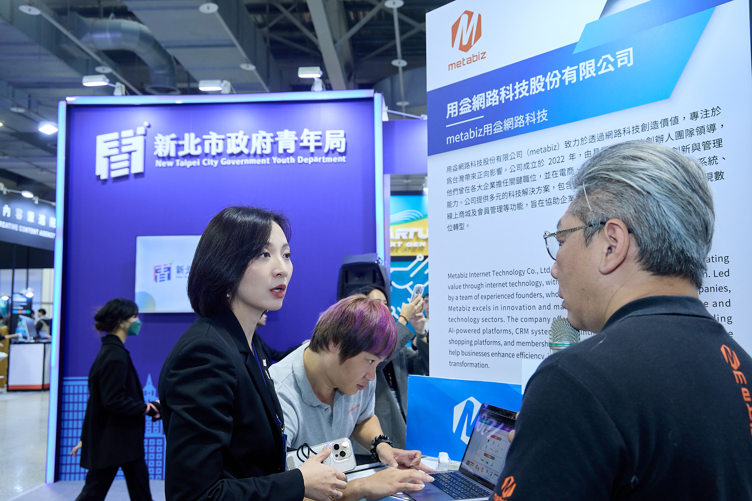 新北市青年局長邱兆梅與青創團隊分享創業經驗。
