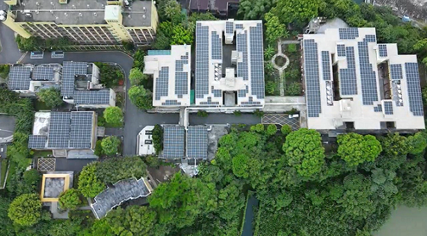 112年度太旭綠能於老人之家淨零示範計畫(太陽光電空照圖)共計465.24kW，結合屋頂隔熱並提供穩定電力來源