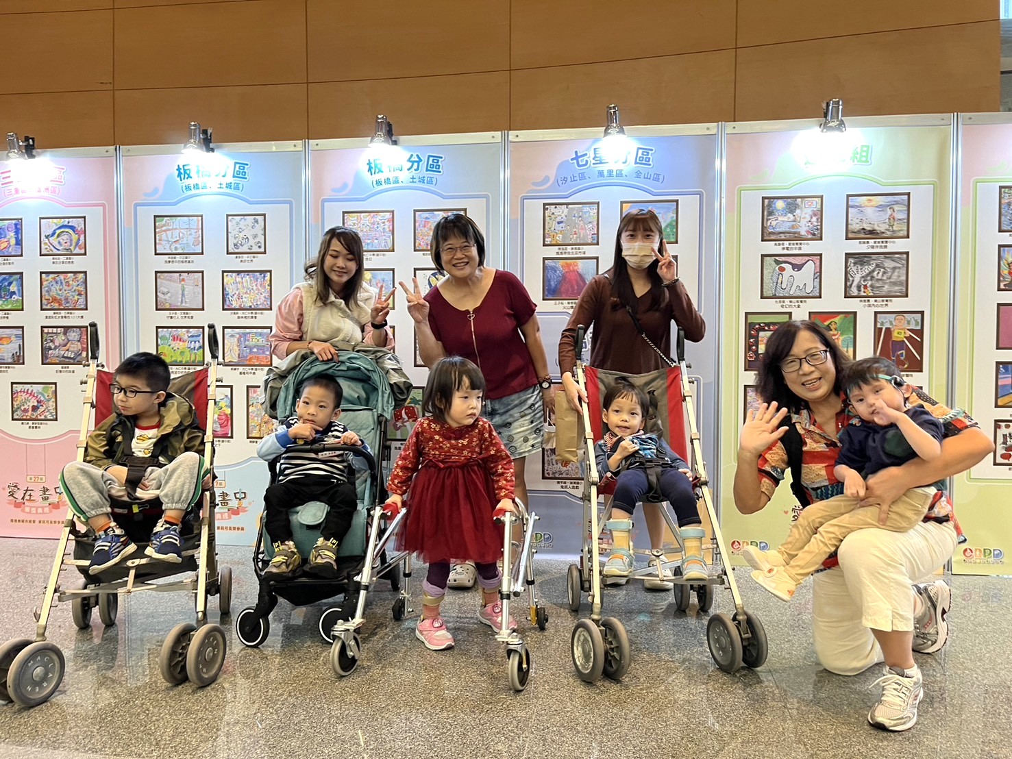 愛智發展中心5歲的李品逸(左2)畫作獲獎，同儕老師共襄盛舉出席頒獎典禮，為他慶祝難得的一刻，齊聚的畫面相當溫馨。