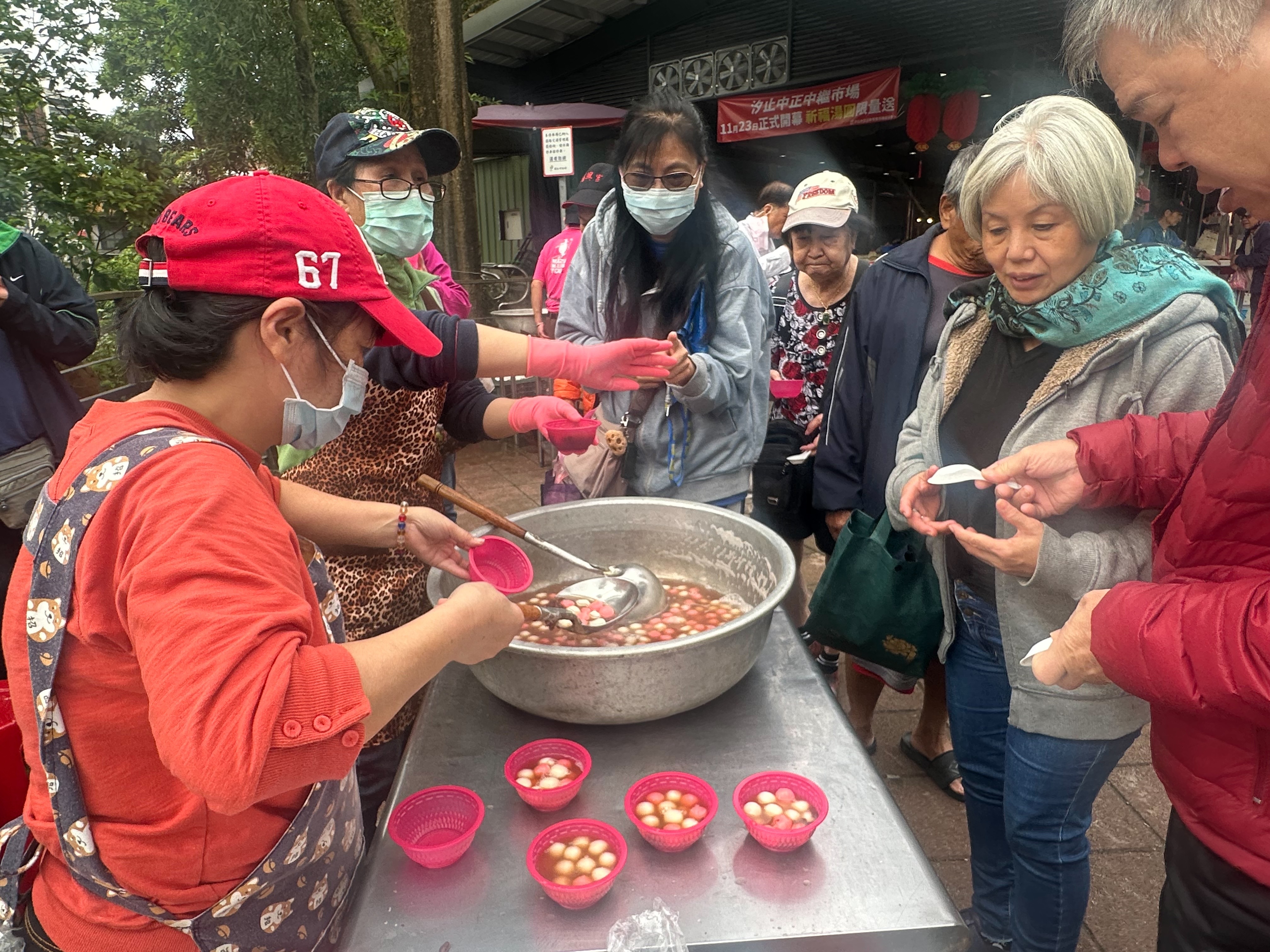圖說：汐止中正中繼市場於今（23）日正式開幕，攤商們特別準備400份祈福湯圓與大家分享團圓氣氛，共同為市場與後續工程祈求平安順利(2)。
