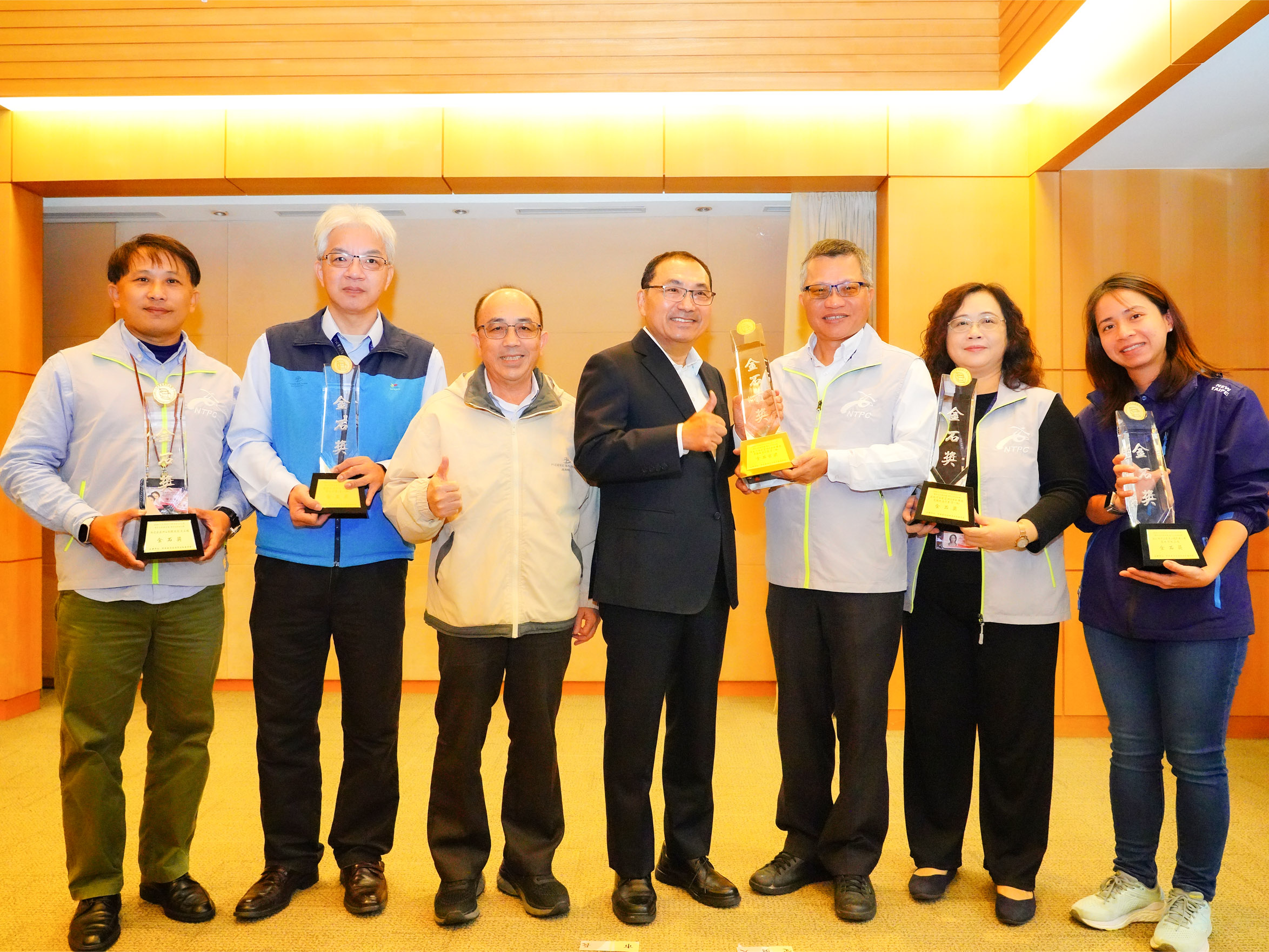 新北水利局榮獲2024中華建築金石獎5項大獎肯定今（27）日市政會議由水利局宋德仁局長(左三)代表將優異成果獻給市長侯友宜(右四)