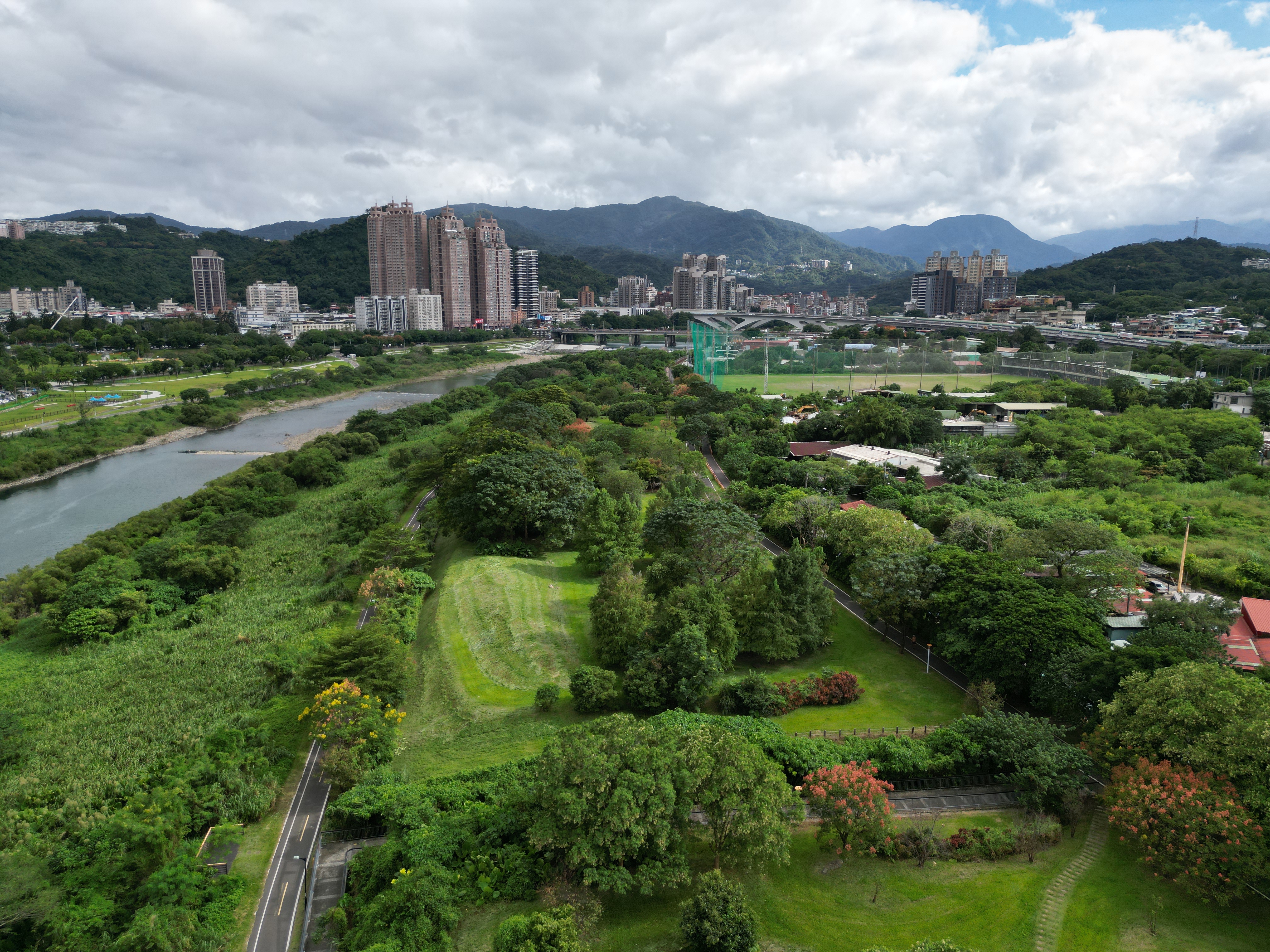 新店溪溪洲公園水環境改造工程，將既有溪州公園改善，加強民眾對於河濱水環境的使用機能。（規劃組金石獎）