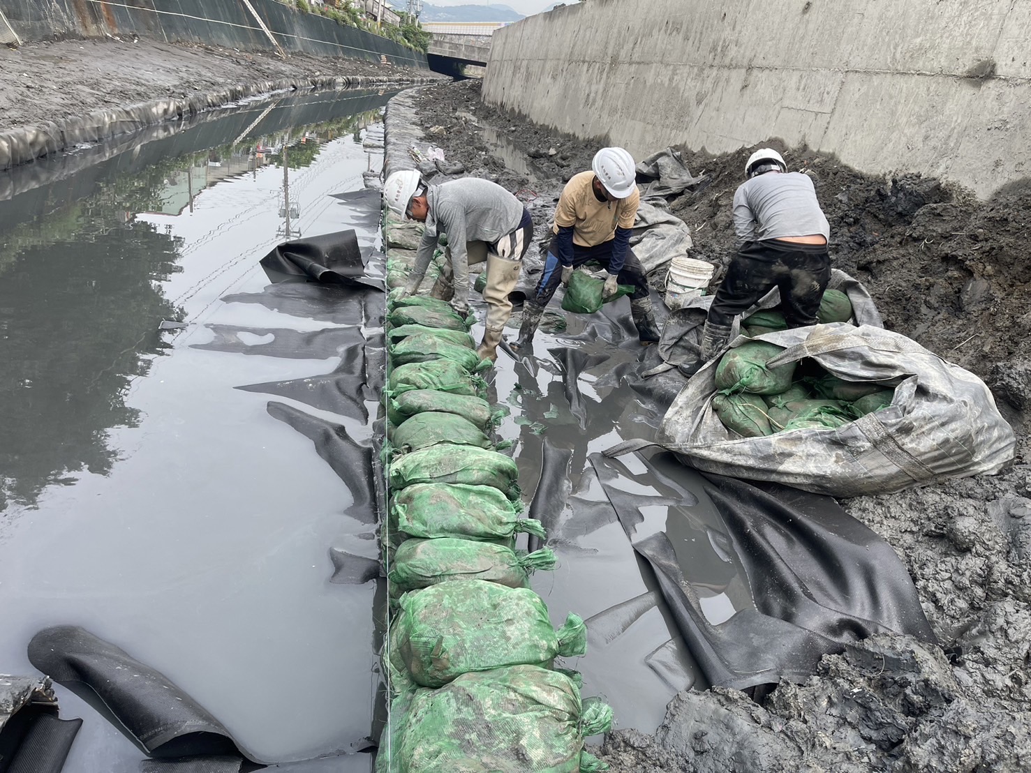 渠道土包袋堆疊為子溝身牆