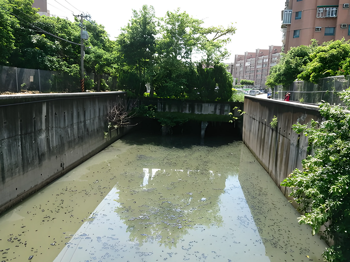 施工前流速緩慢底泥長年受阻堆積產生異味