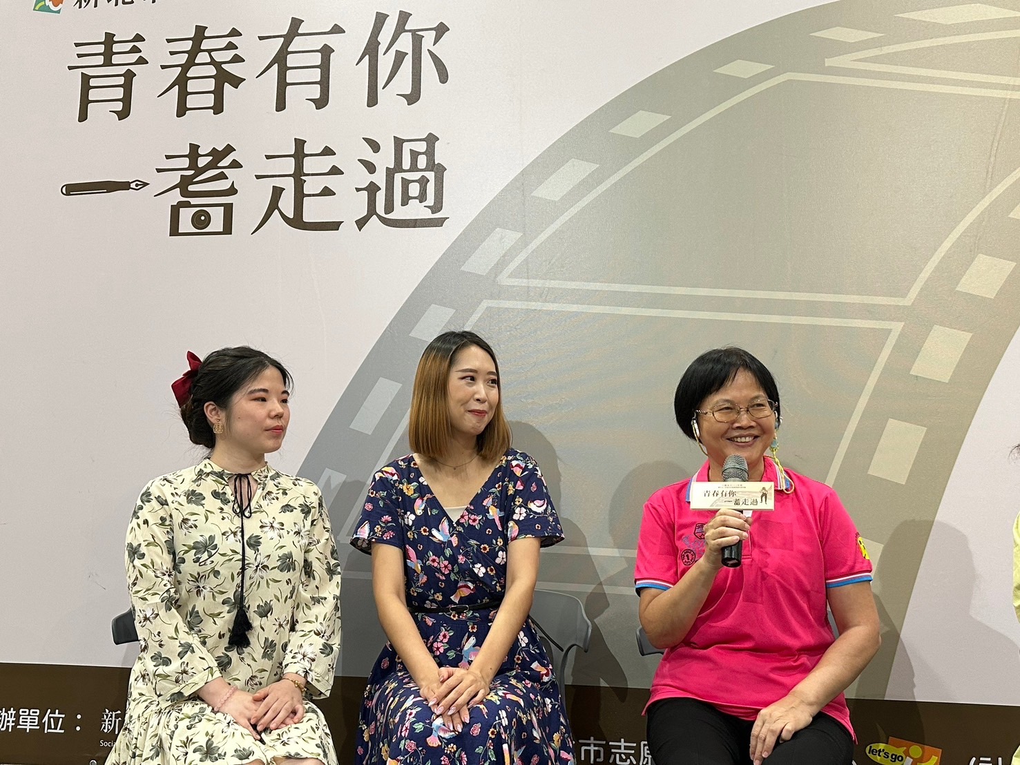 李易澄(右)和丁宛臻(左)今天特別挑選了「花」與「鳥」的衣服，來展現畫眉鳥晚香玉協會的特色。
