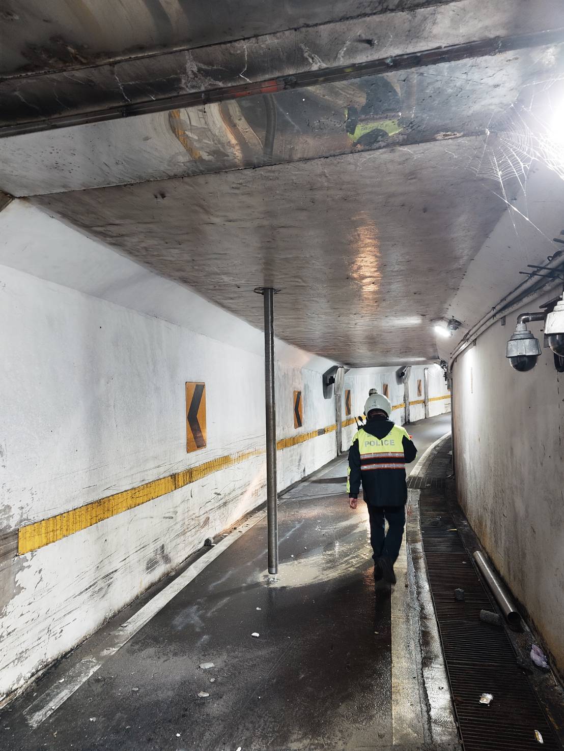 圖說：淡北道路施工廠商今日在進行水位觀測井鑽探作業時，不慎將鑽探管貫穿中正東路2段機車地下道，造成機車騎士受傷送醫事件