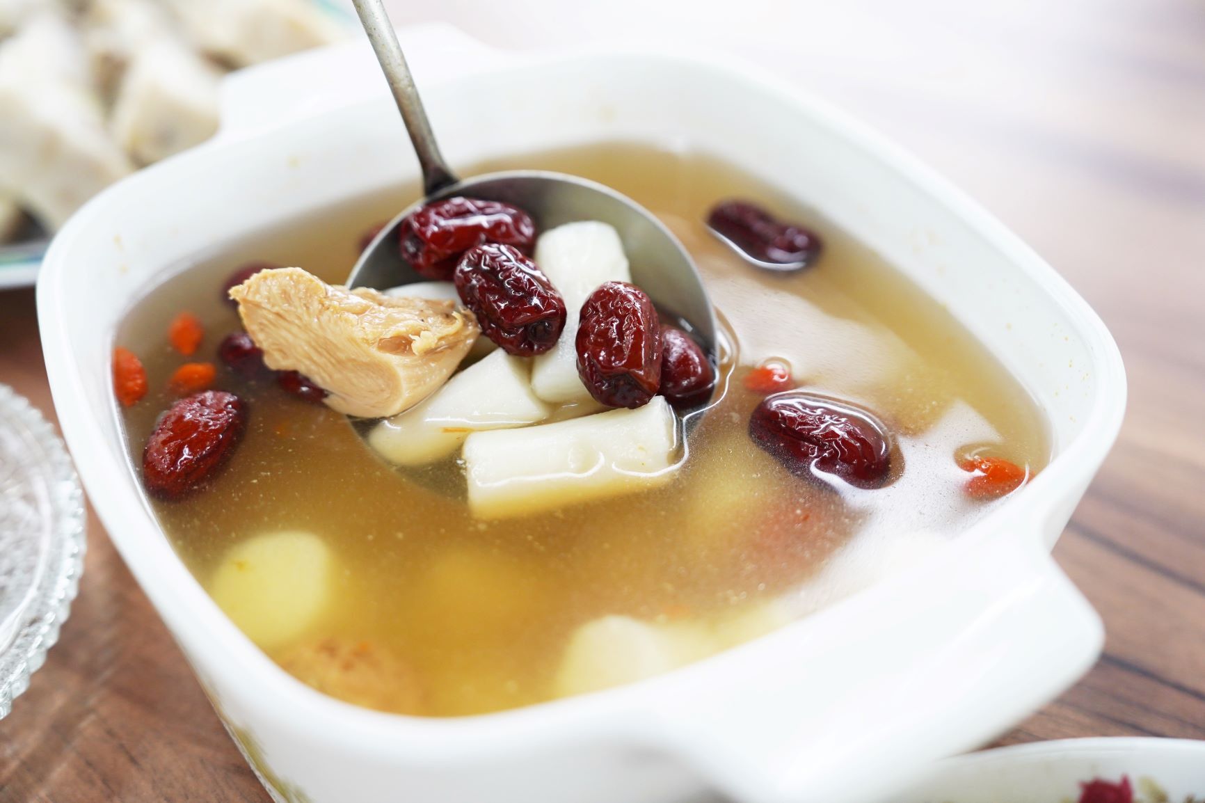  新北市農業局推薦品嘗新北健康三寶&mdash;山藥製作而成熱騰騰雞湯