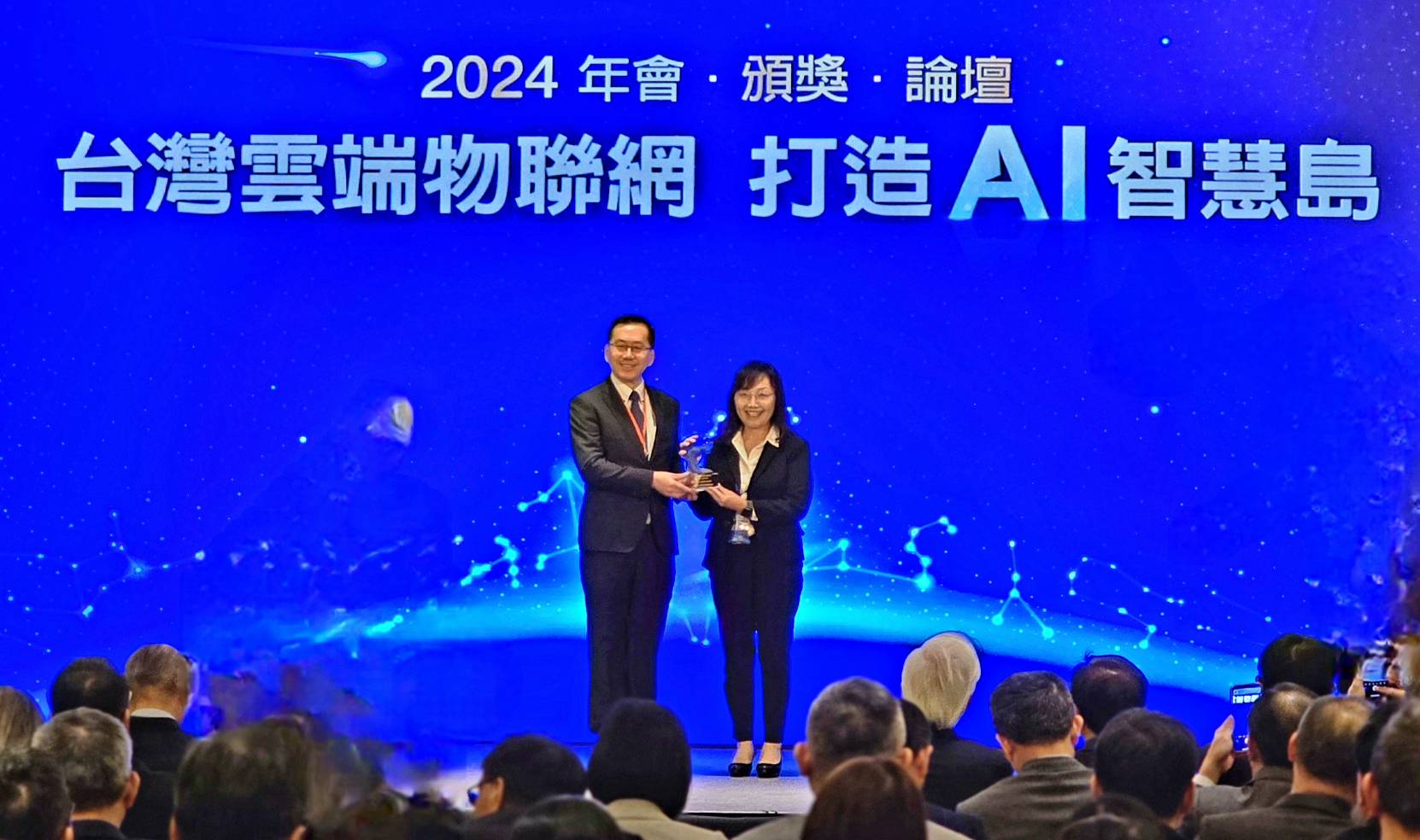 2024年台灣雲端物聯網產業協會主辦2024雲端物聯網創新獎頒獎典禮，新北愛連網獲頒優良應用獎。新北市地政局提供