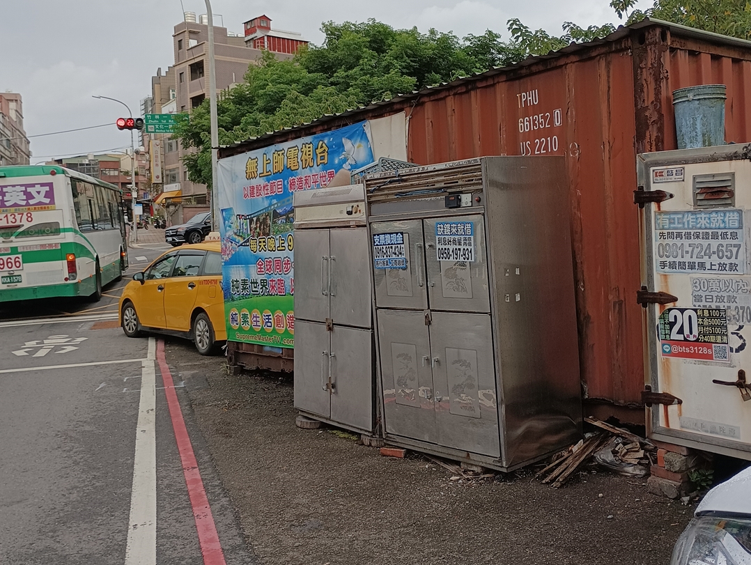 林口區台電新村入口車道旁一處面積約43平方公尺道路用地，長期被攤販擺放貨櫃屋、冰箱、儲物櫃及車輛等占用，嚴重影響路口行車視線與市容觀瞻