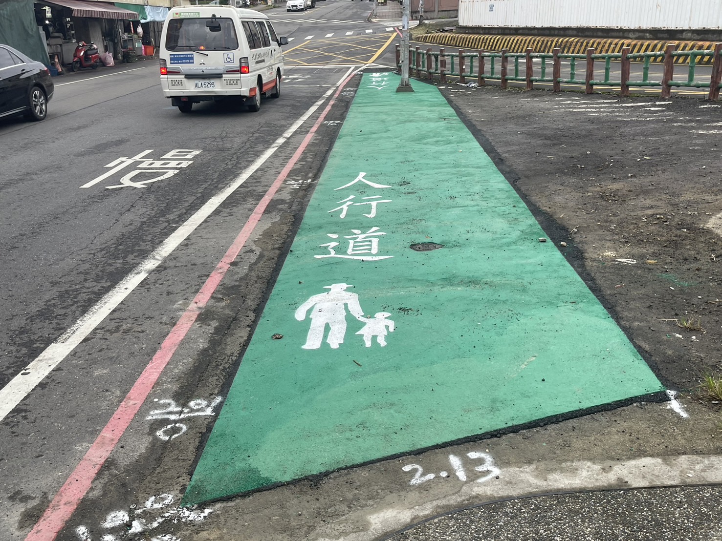 林口台電新村旁道路用地遭占用堆積雜物，養工處和交通局、警察局、區公所及里長共同合作予以排除後，設標線型人行道連結至路口提高行人通行便利