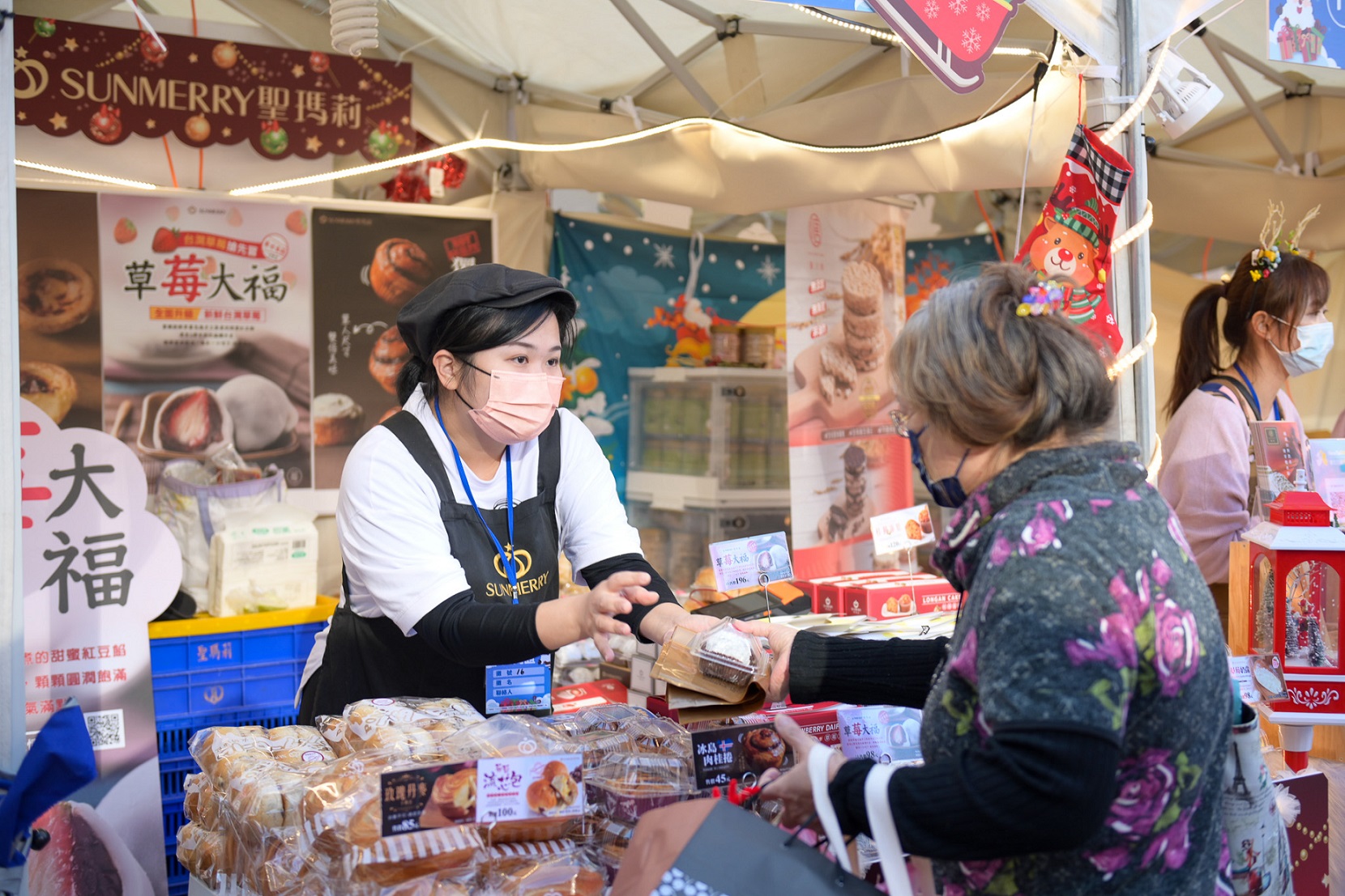 今年耶誕市集集結了新北商圈代表、觀光工廠及「新北嚴選」等上百家特色業者