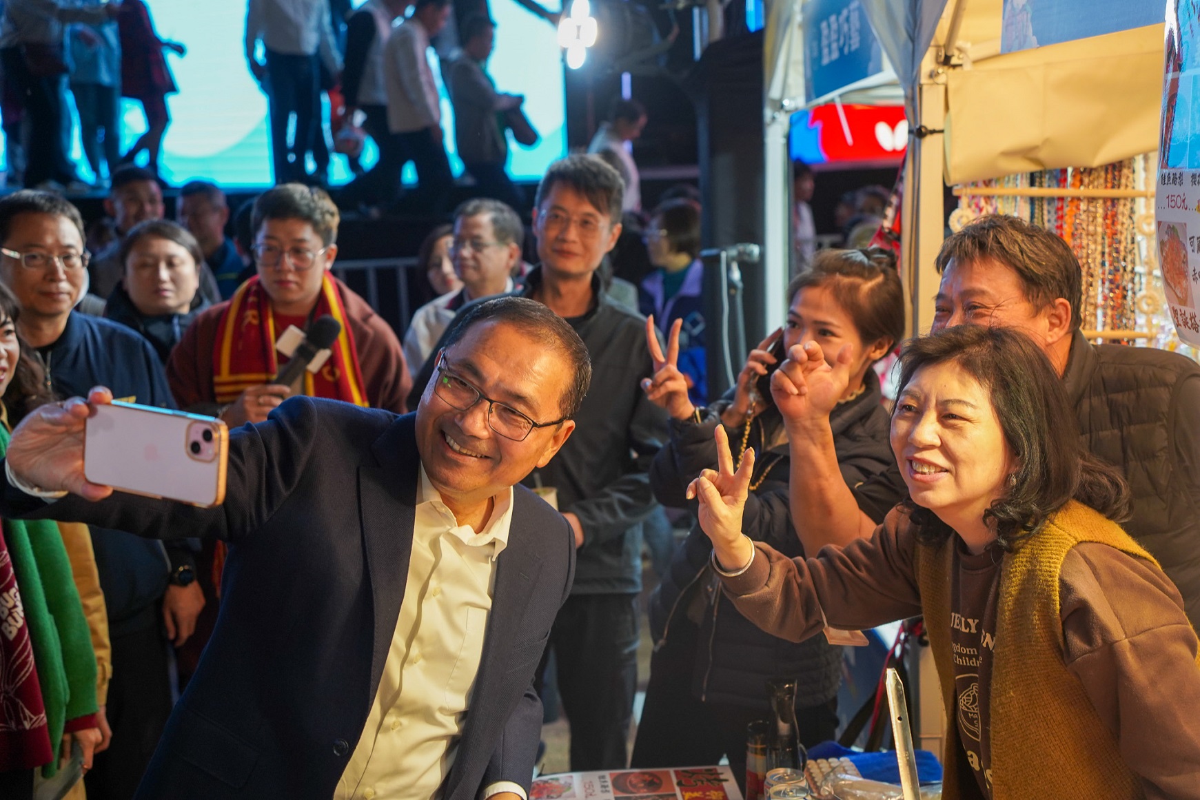 民眾熱情的與侯市長自拍