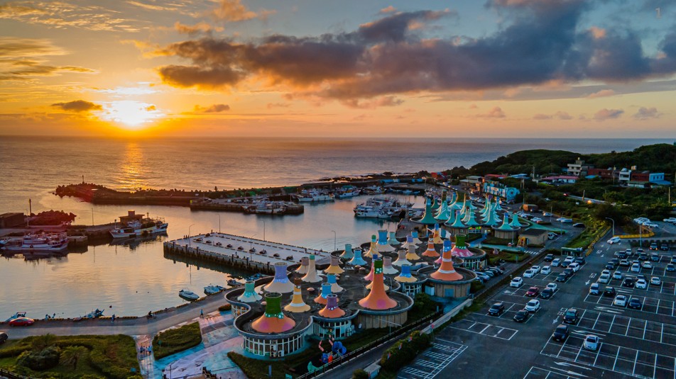 富基魚市環境清新、海鮮物美價廉，搭配美麗落日景色及異國風情的墨西哥帽屋頂