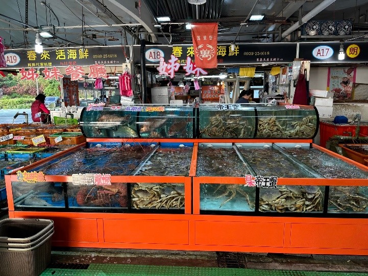 富基魚市水攤販售各式新鮮海產