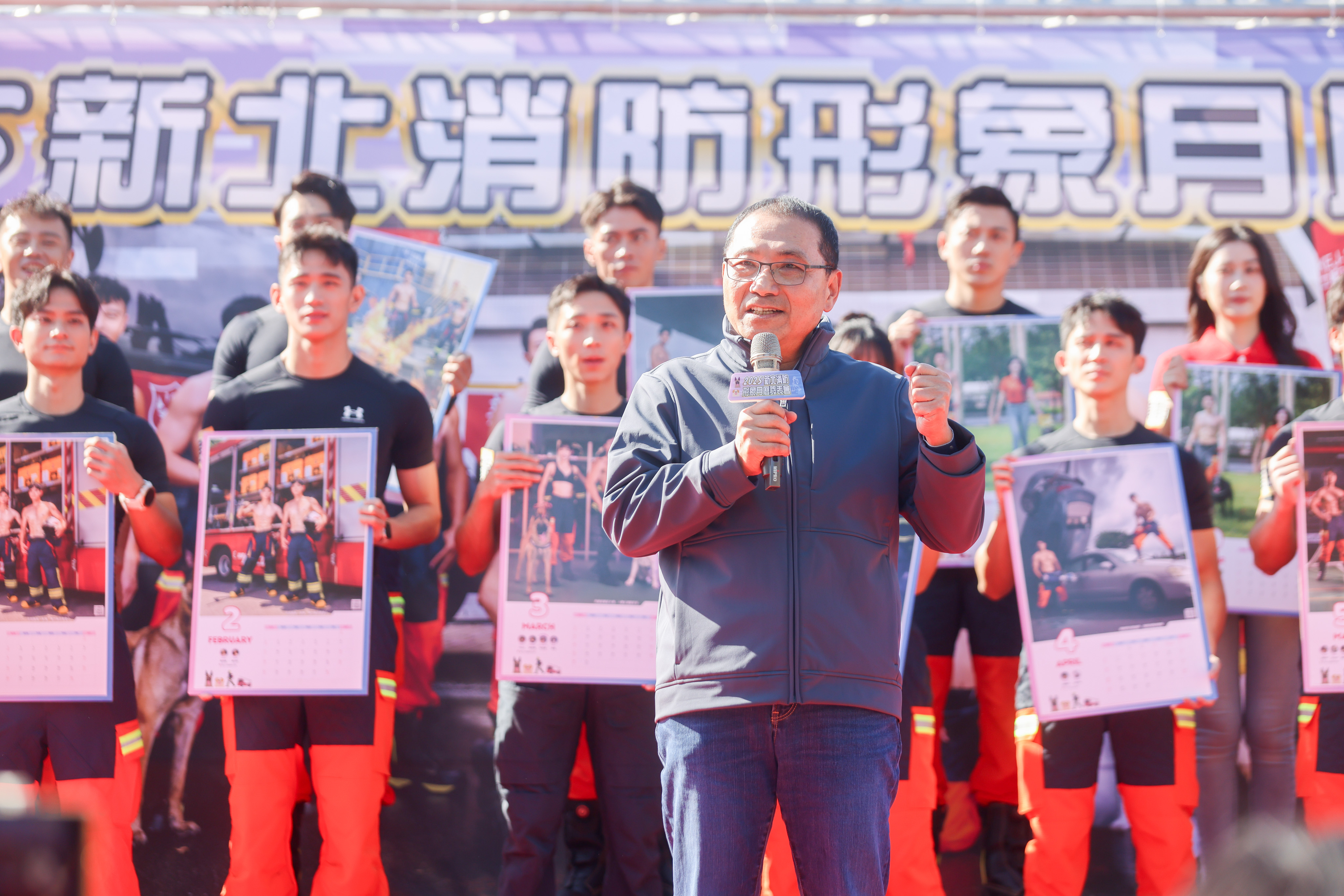 侯友宜鼓勵民眾踴躍支持消防月曆做公益。