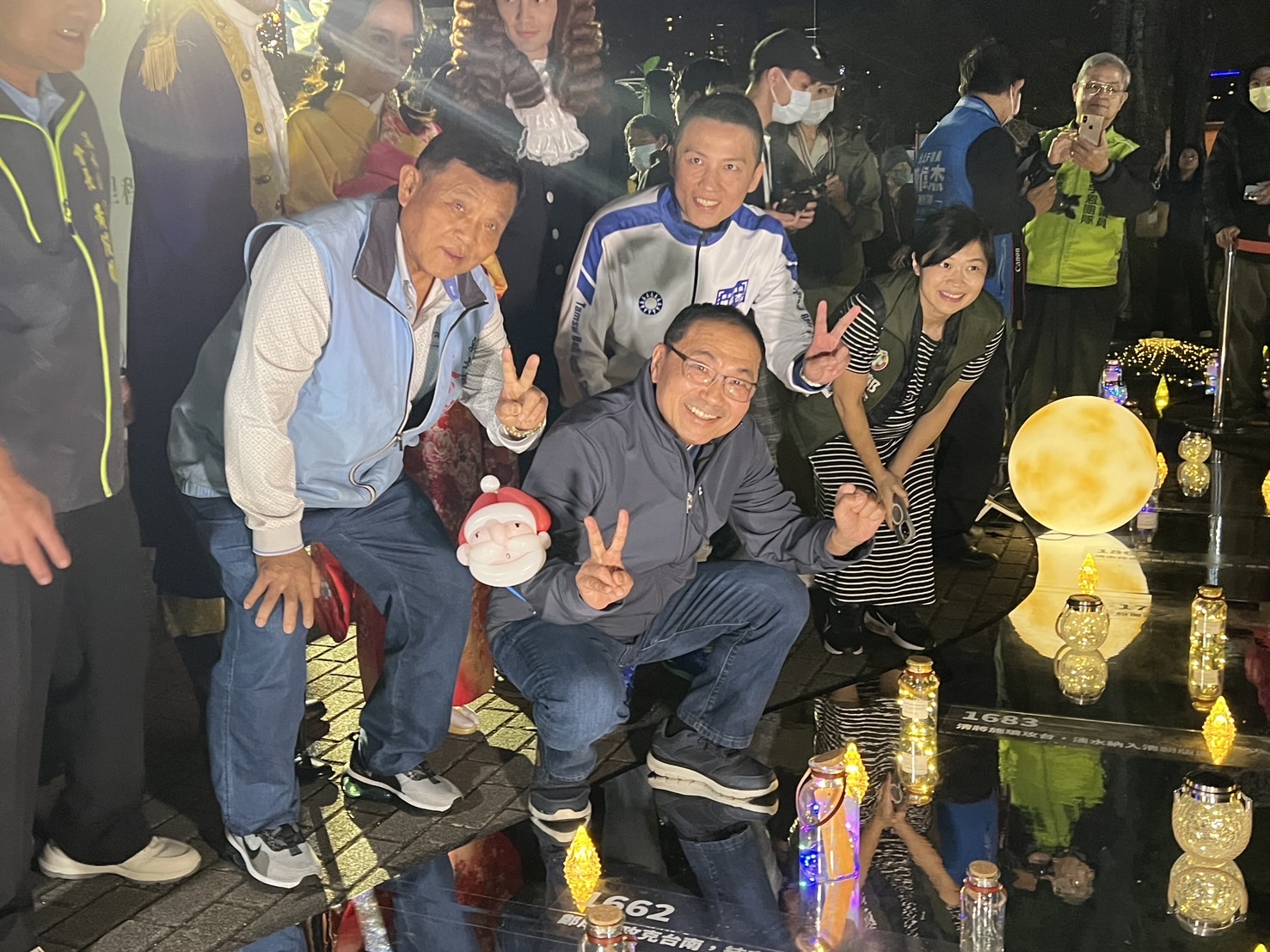侯友宜於會中將寫下願景的許願燈瓶放入鏡面河流，燈光隨著每個許願瓶燈的加入而有變化，代表著淡水生生不息的生命力。