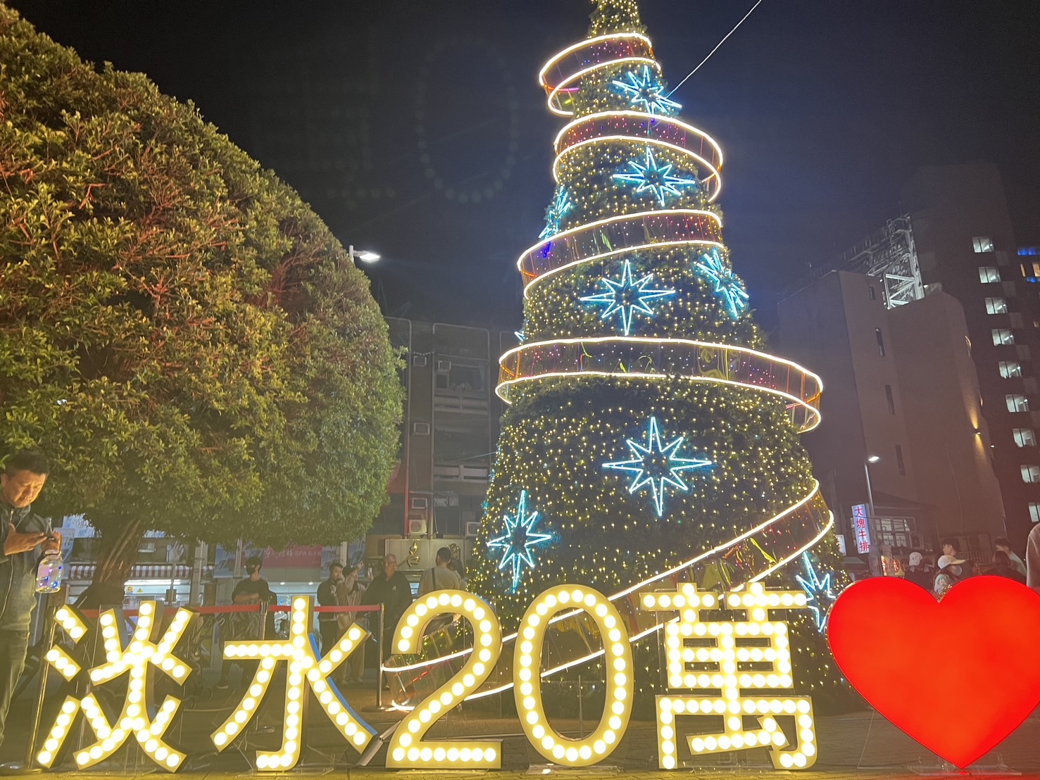 周邊光環境將持續點亮至明年2/13，歡迎民眾來打卡拍照。