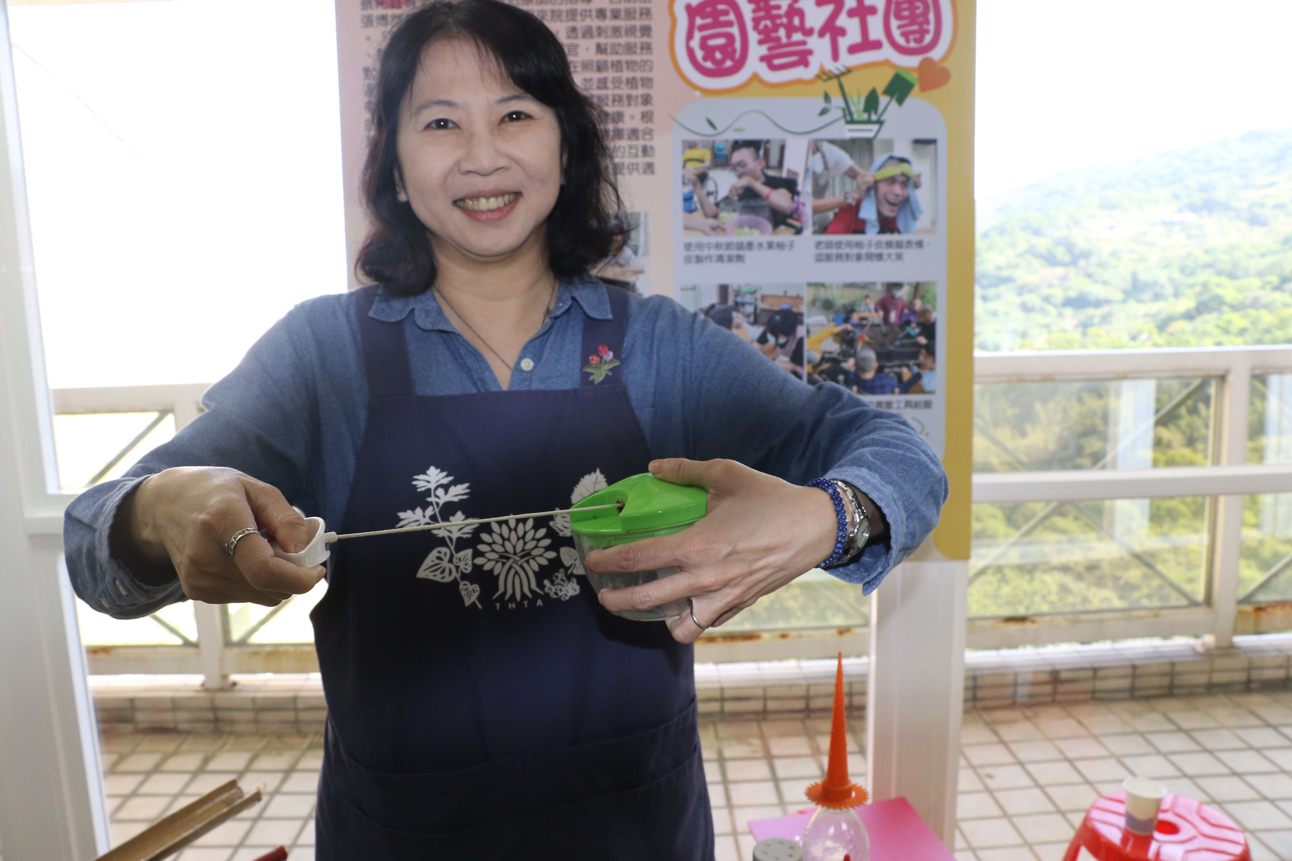 台灣園藝輔助治療協會理事長張博然利用手拉式碎食器 讓蔬菜可以攪成細碎便於院生食用 也能加強手部肌力