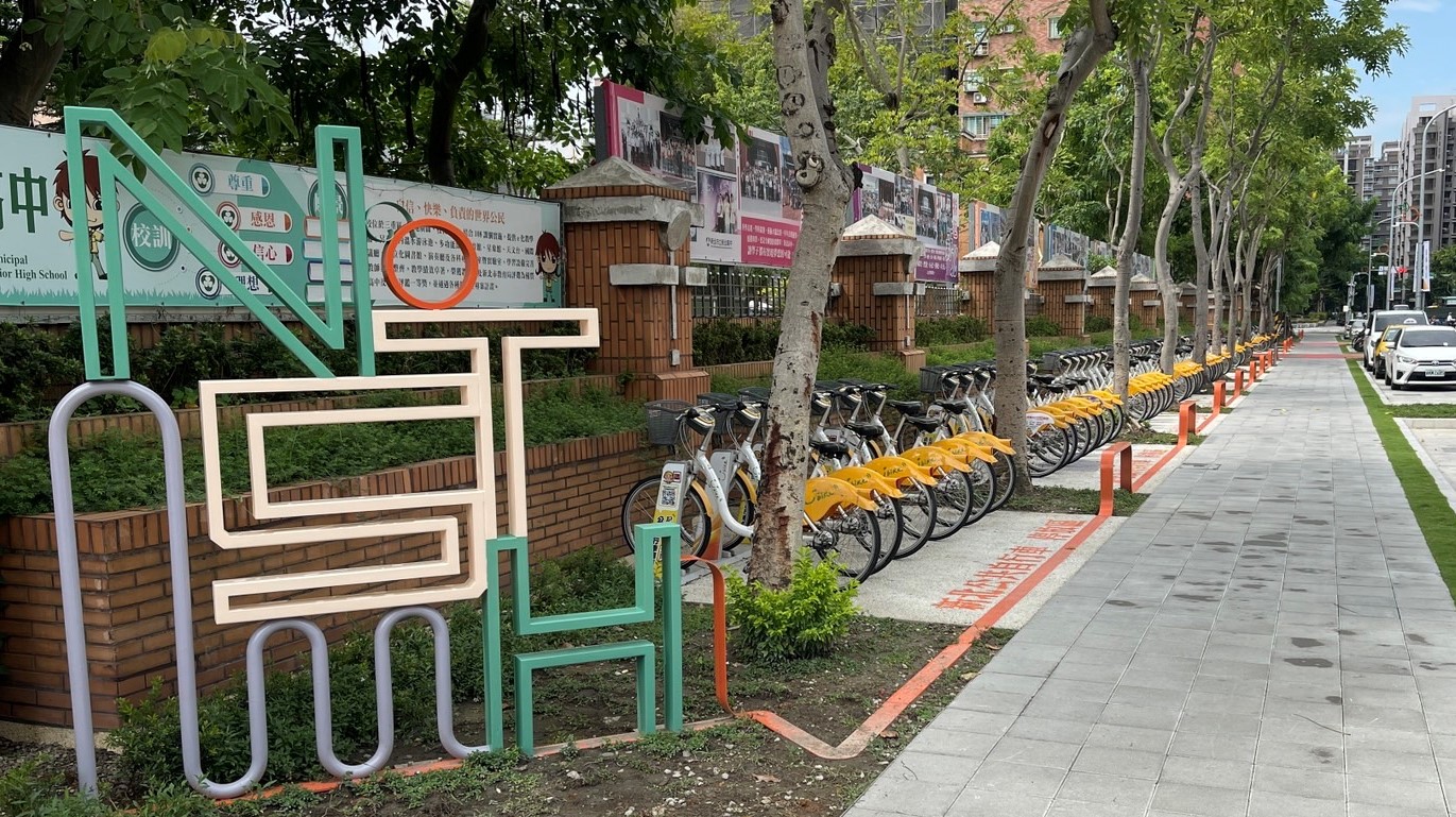 新北市政府養工處辦理的三重區新北高中周遭人行及通學環境改善工程，成功打造具在地特色的通學廊道，改善人行環境同時優化整體景觀市容，贏得第24屆公共工程金質獎土木類特優